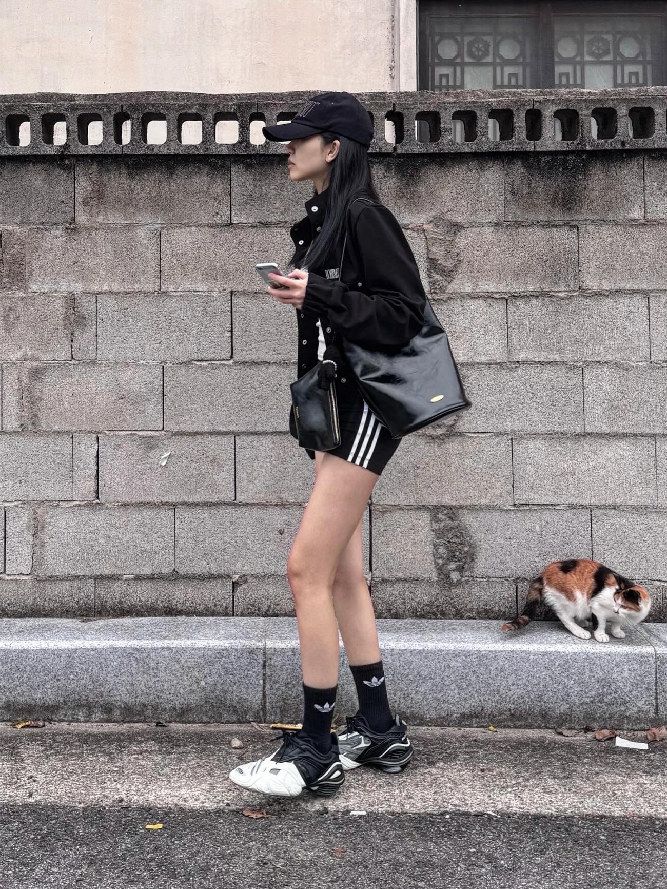 (W) Balenciaga Tyrex Sneakers Black White, Bohemian Seoul Signature Logo Pigment Ball Cap Black 착용 스타일