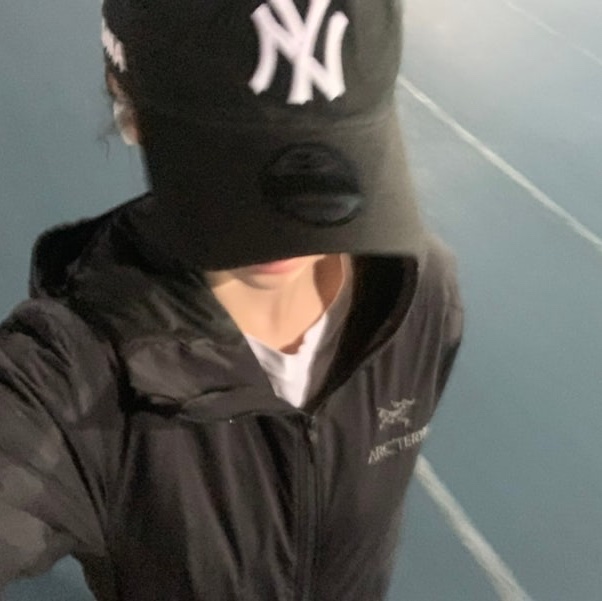 New Era x MoMA New York Yankees Cap Black, Arc'teryx Atom Hoody Black 착용 스타일 - 1
