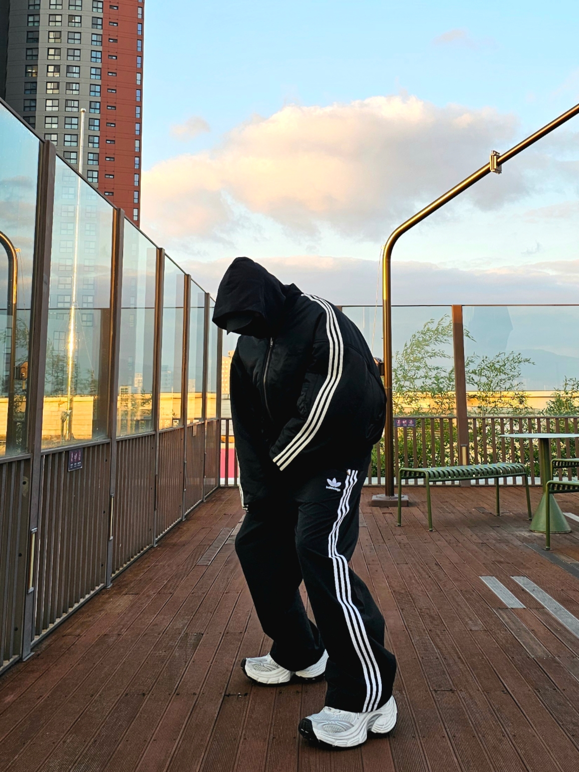 Balenciaga x Adidas Bomber Jacket Black, Balenciaga 10XL Sneakers White Grey Silver Black 착용 스타일 - 4
