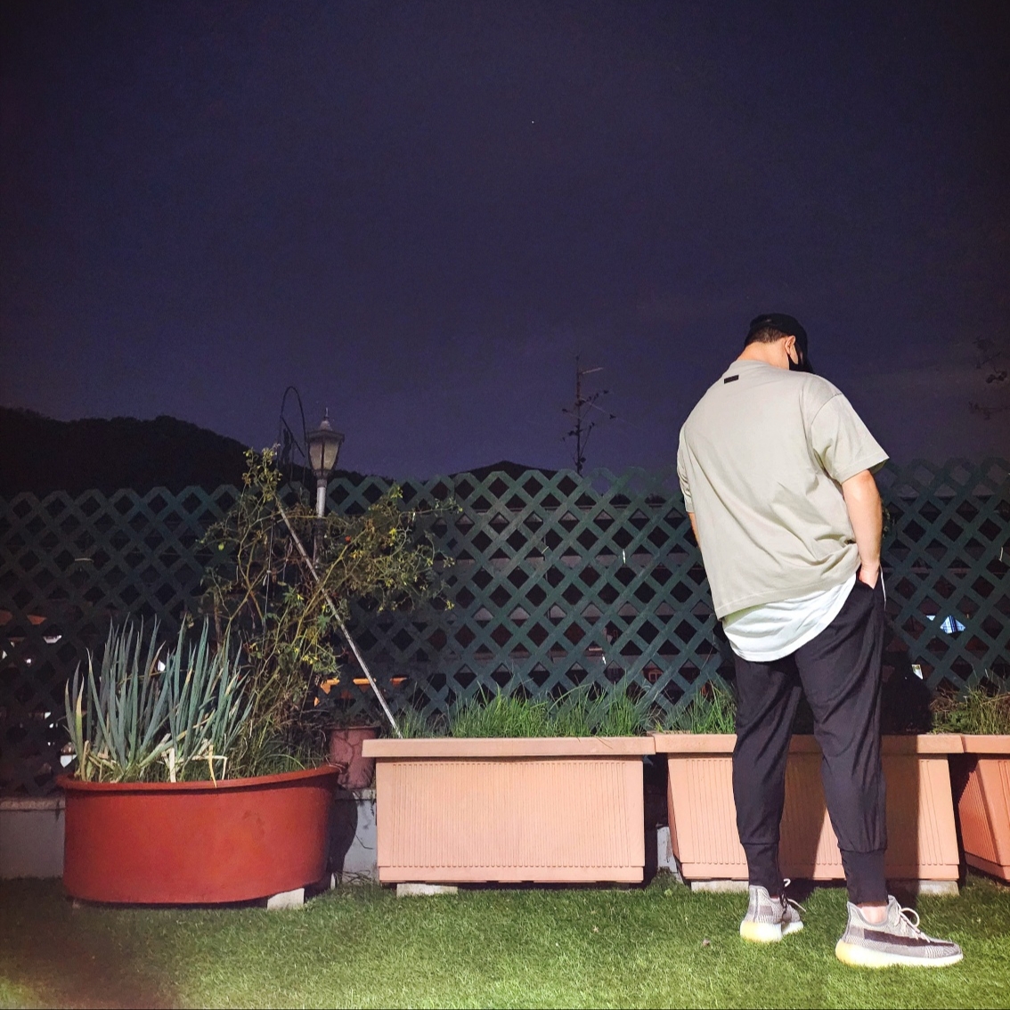 Essentials Crewneck T-Shirt Seal - 24SS, Adidas Yeezy Boost 350 V2 Zyon 착용 스타일 - 3