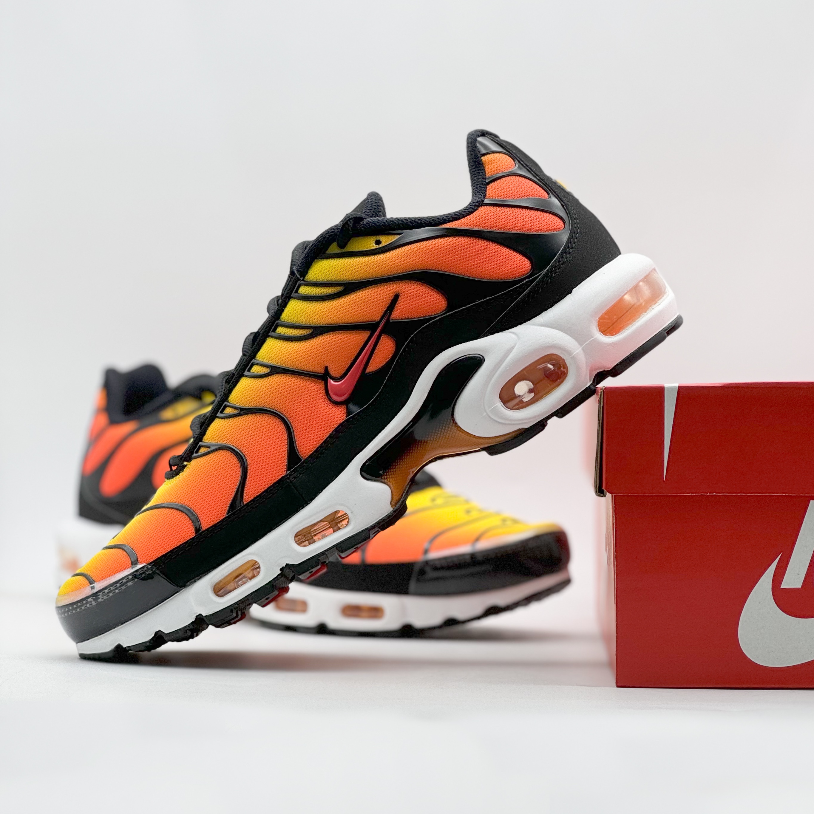 Nike Air Max Plus Bright Ceramic and Tour Yellow 착용 스타일 - 6