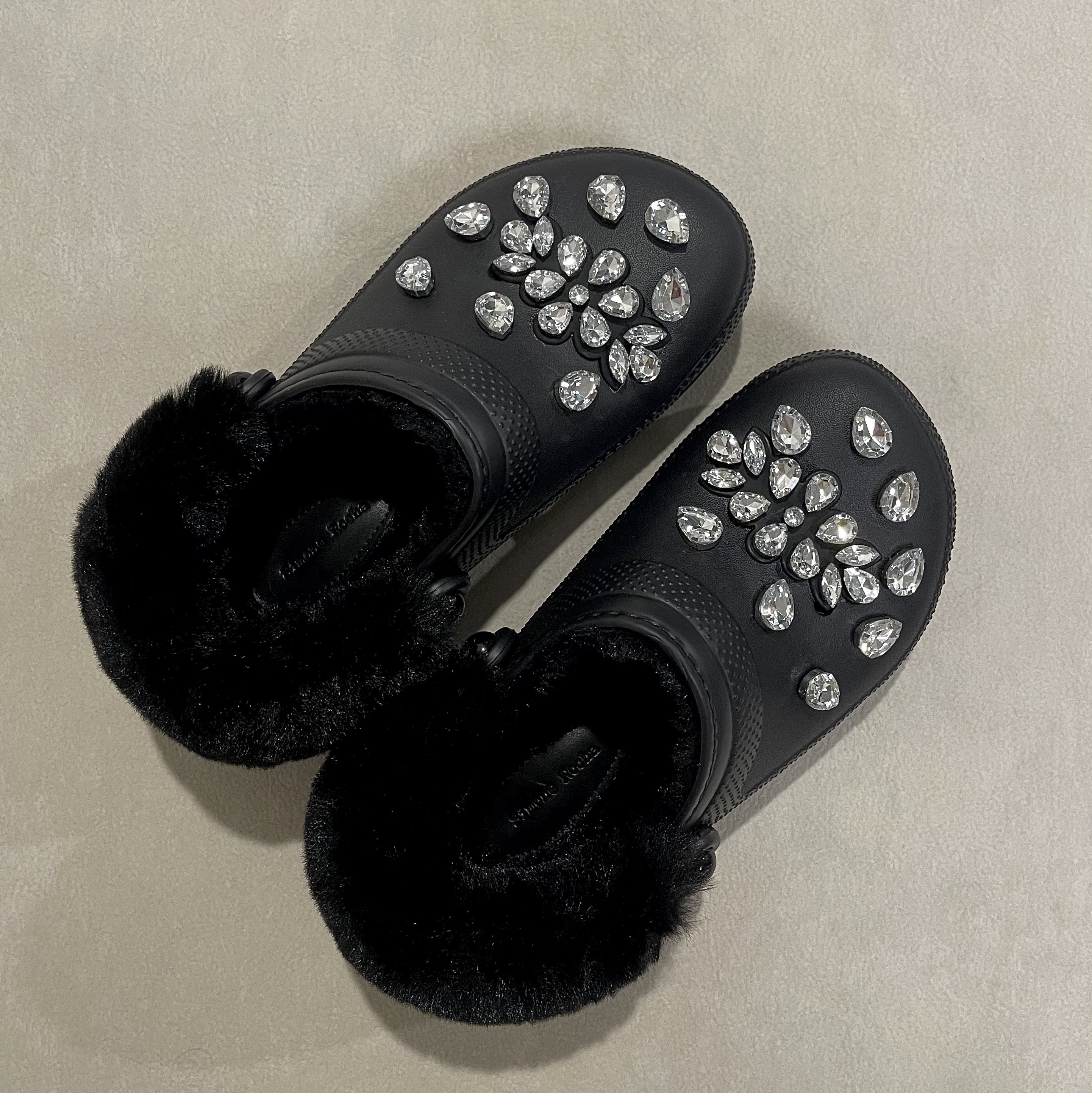 (W) Crocs x Simone Rocha Classic Lined Clog Black Crystal 착용 스타일 - 2