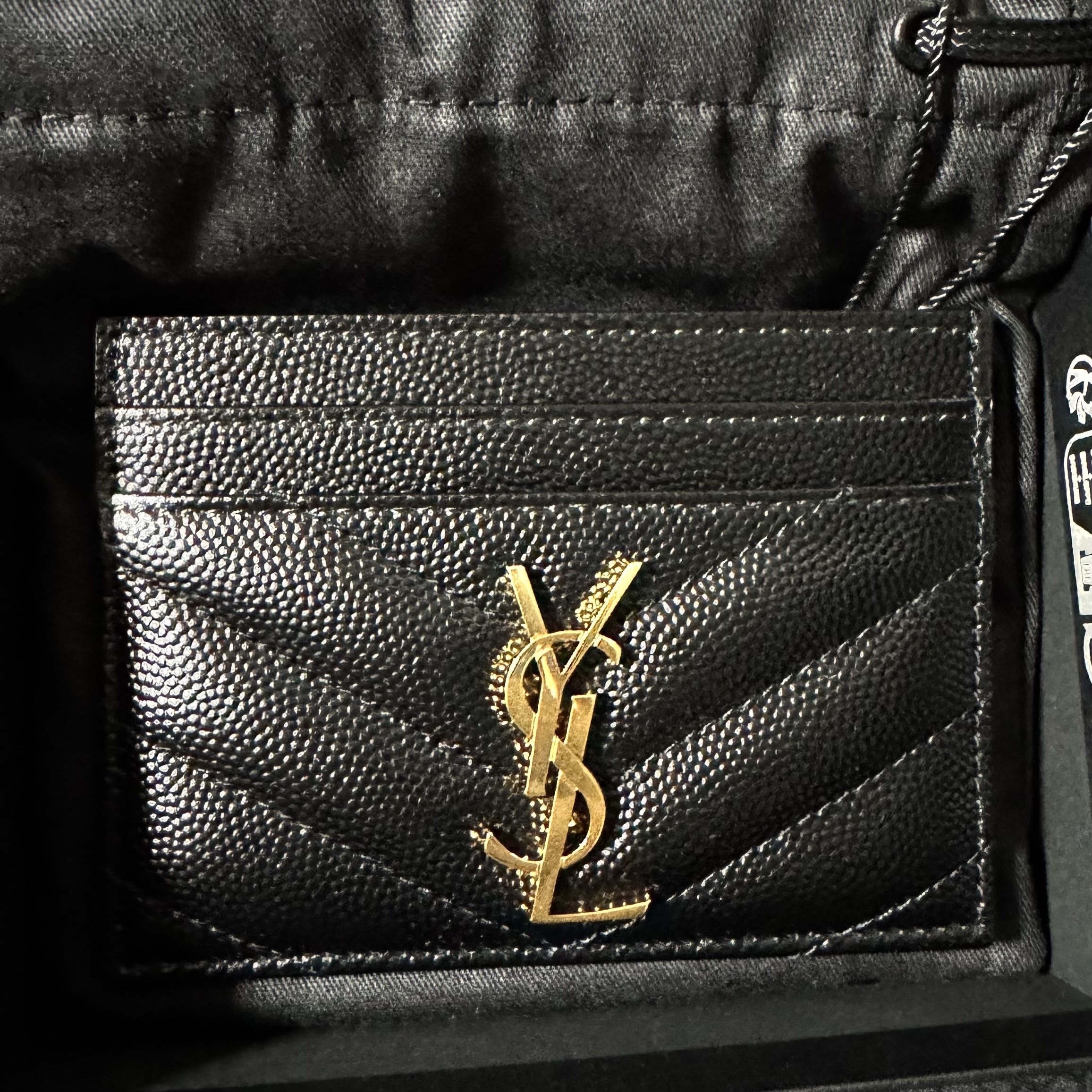 Saint Laurent Cassandre Matelasse Card Case in Grain De Poudre Embossed Leather Black 착용 스타일