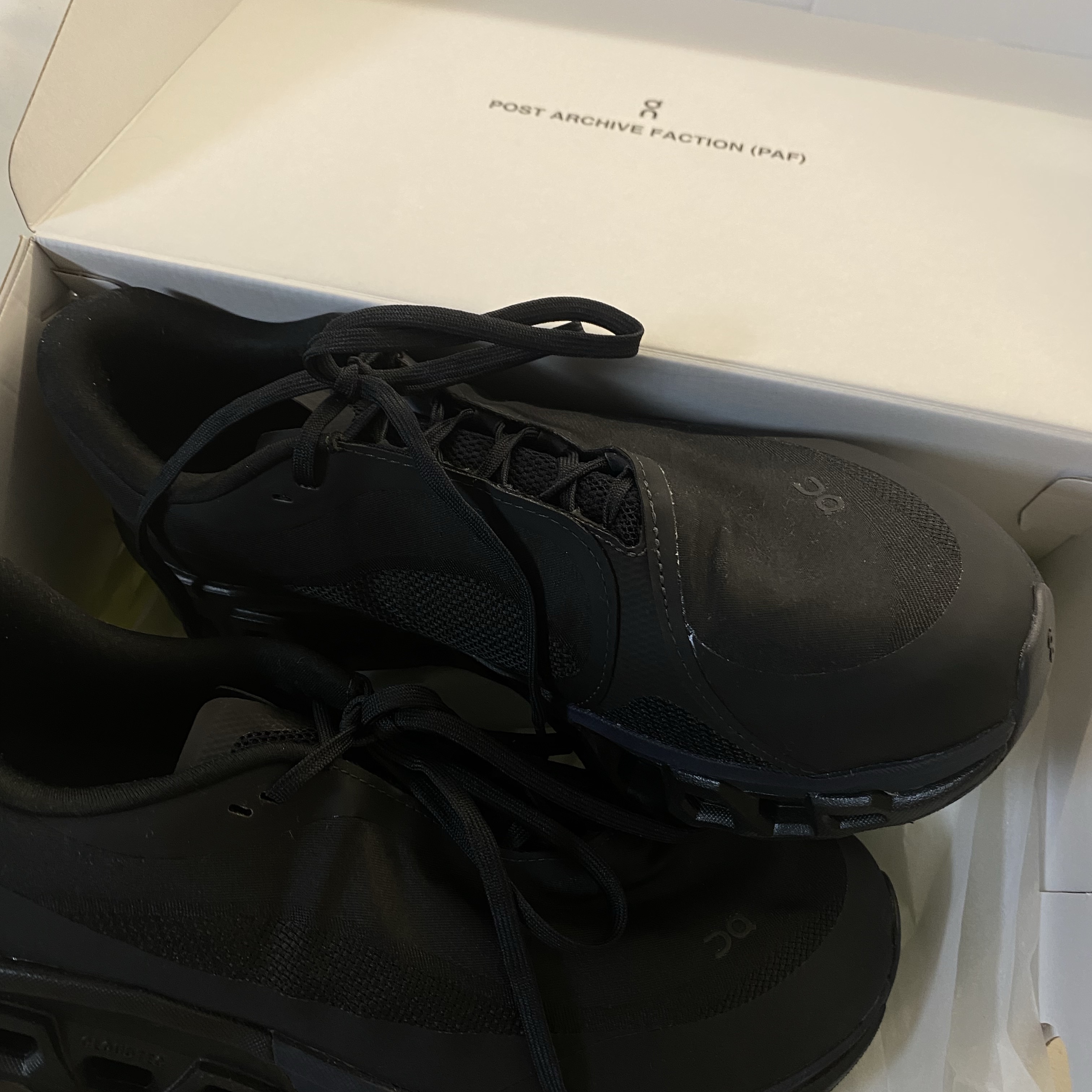 On Running x Post Archive Faction (Paf) Cloudmonster 2 Black Magnet 착용 스타일 - 1