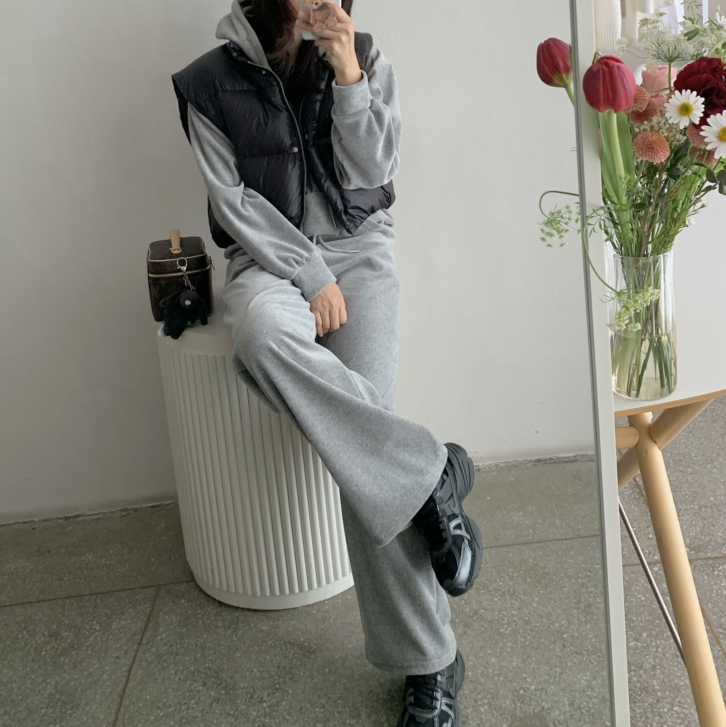 Nike V2K Run Black Anthracite, Louis Vuitton Nice Mini Toiletry Pouch Monogram 착용 스타일 - 1