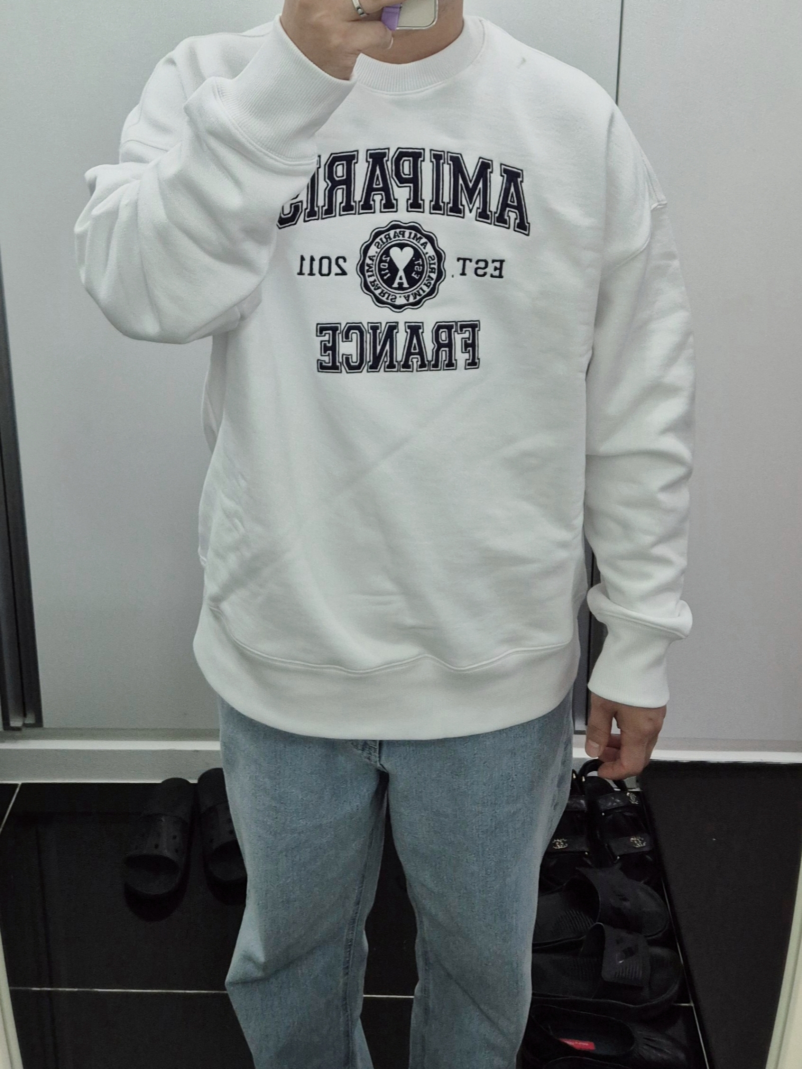 Ami Paris France Crewneck Sweatshirt White 착용 스타일