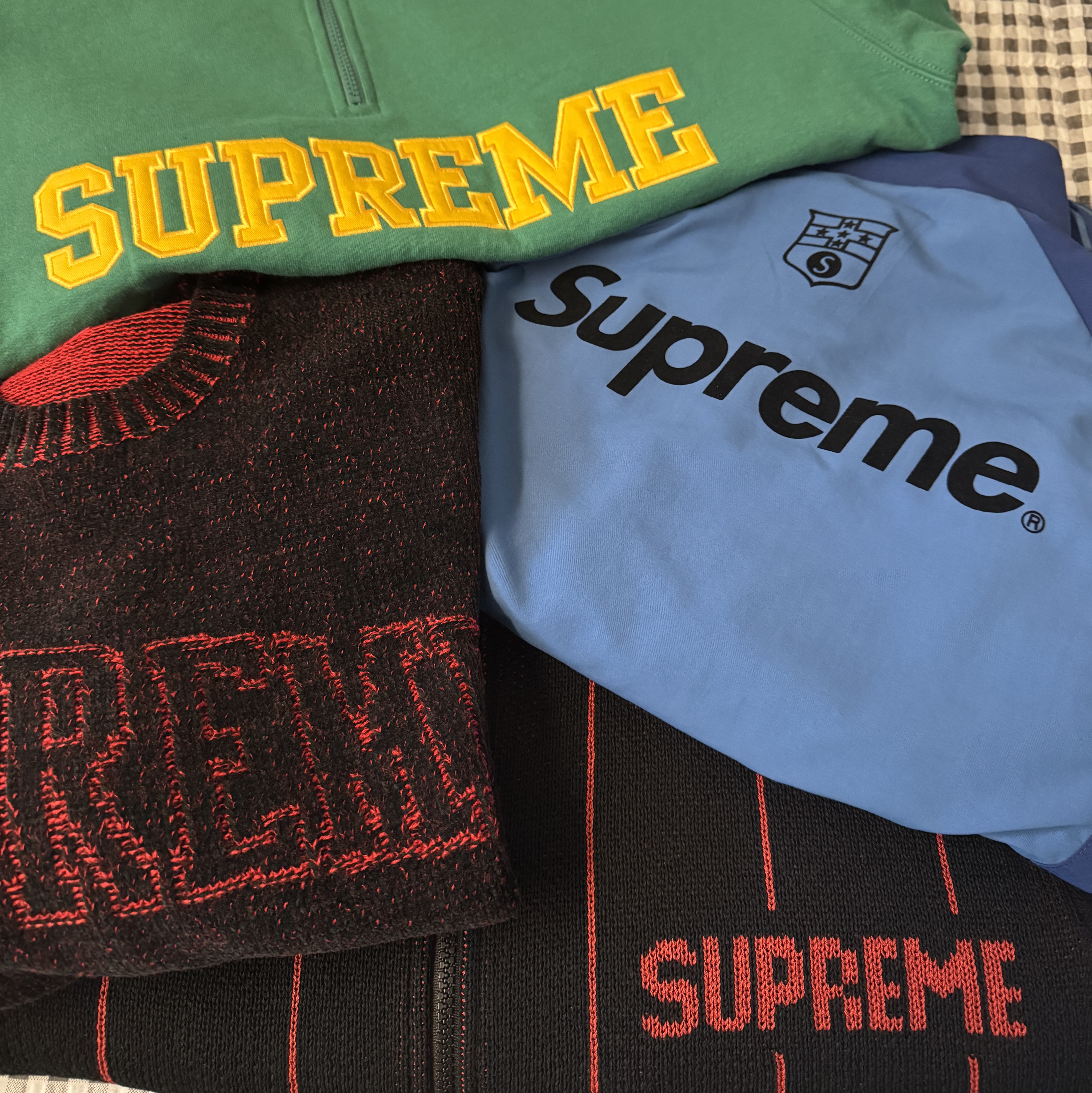 Supreme Collegiate Half Zip Pullover Light Pine - 24FW, Supreme Contrast Arc Sweater Black - 24SS 착용 스타일