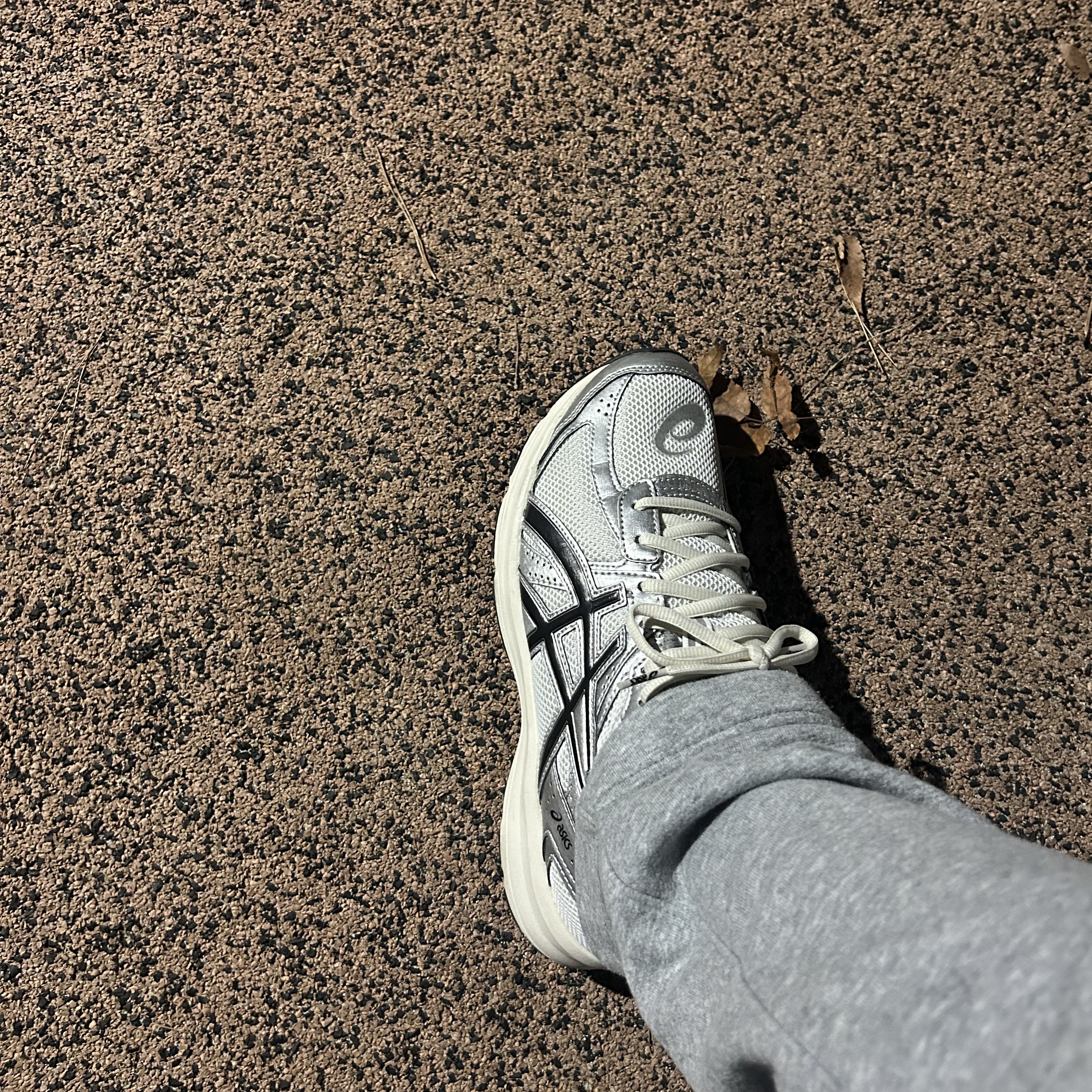 Asics Jog 100 S White Black - 2E Wide 착용 스타일
