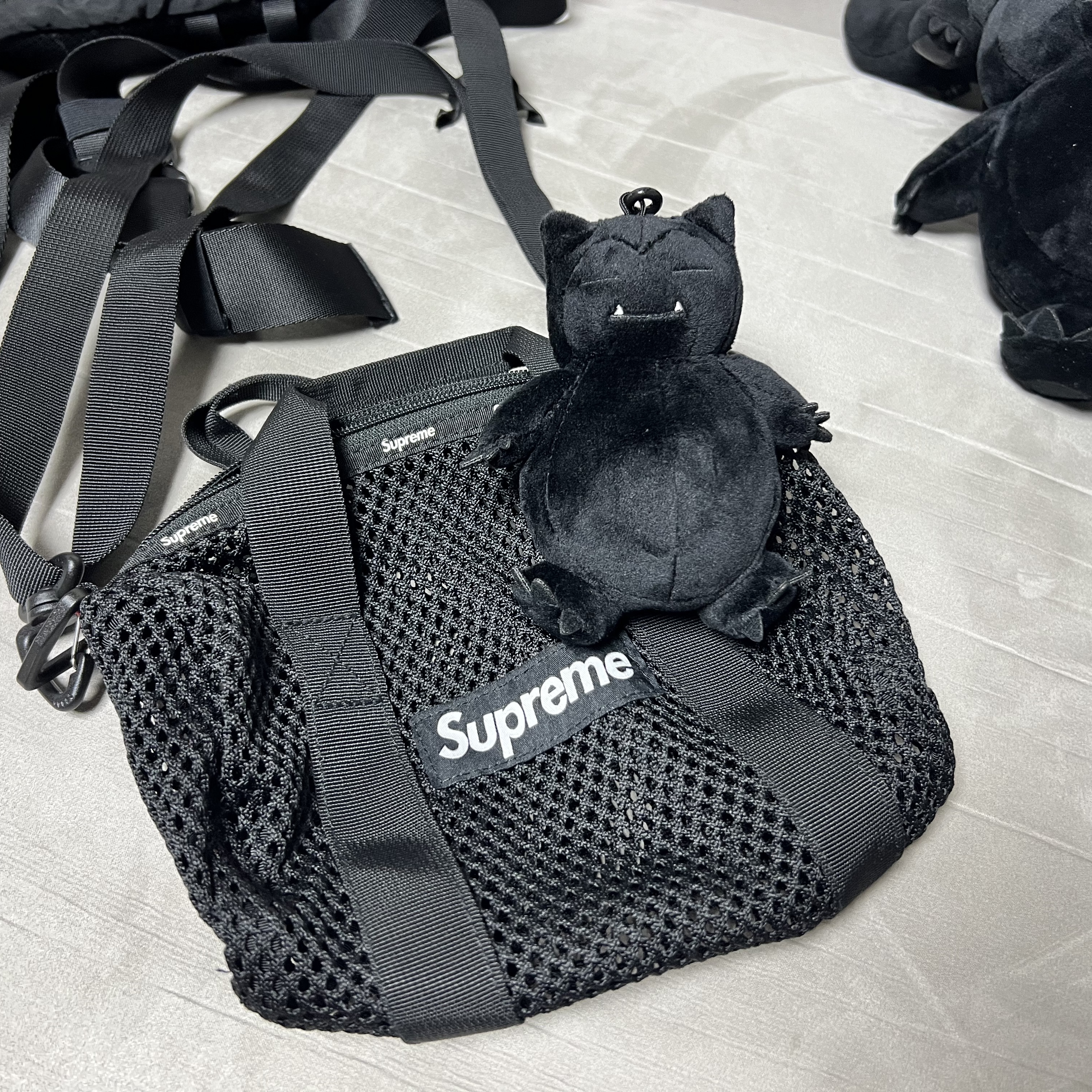 Fragment x Pokemon INN Thunderbolt Project TBP Mascot Key Ring Kabigon Black 착용 스타일 - 2