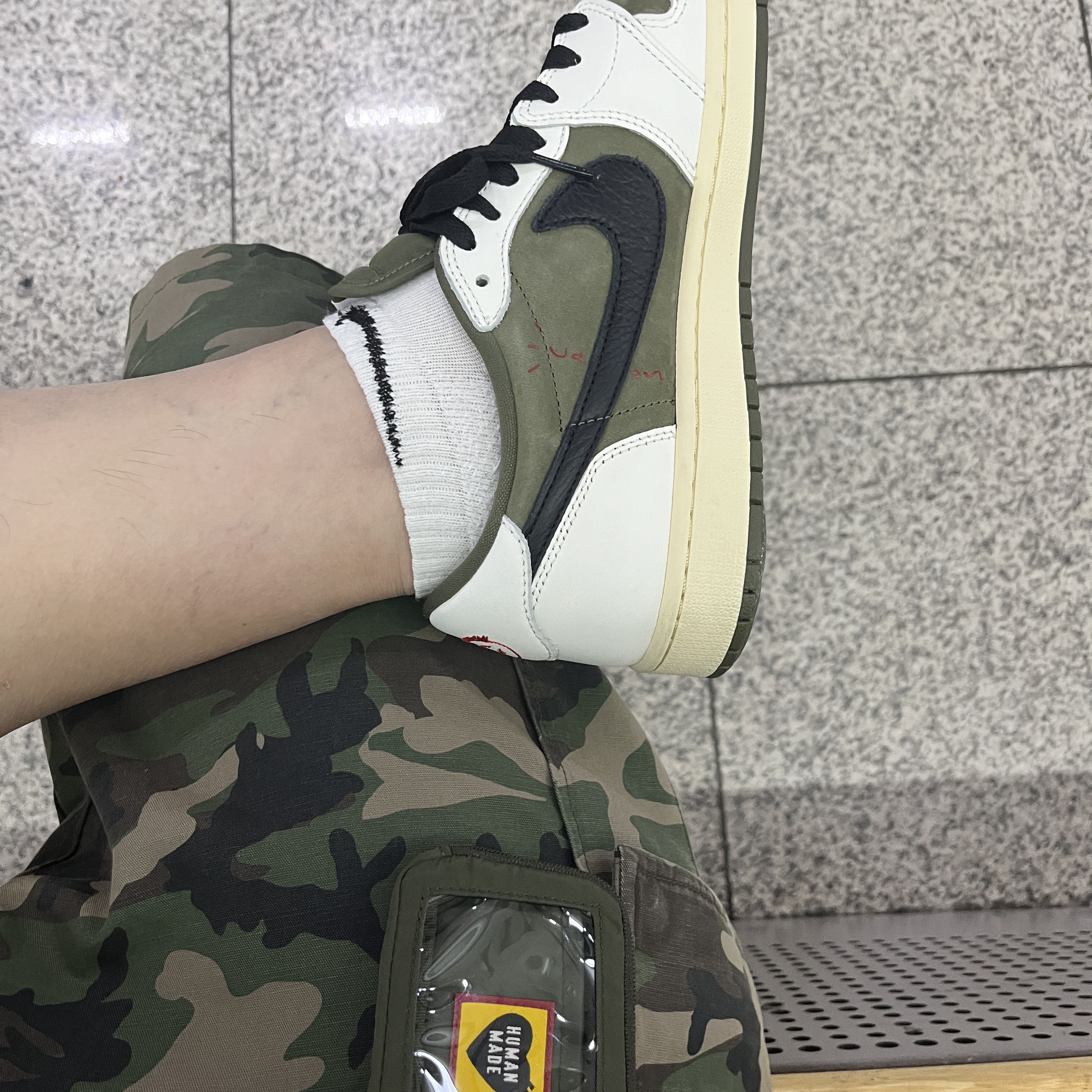 Jordan 1 x Travis Scott Retro Low OG SP Reverse Olive, Human Made Military Card Case Olive Drab 착용 스타일 - 1