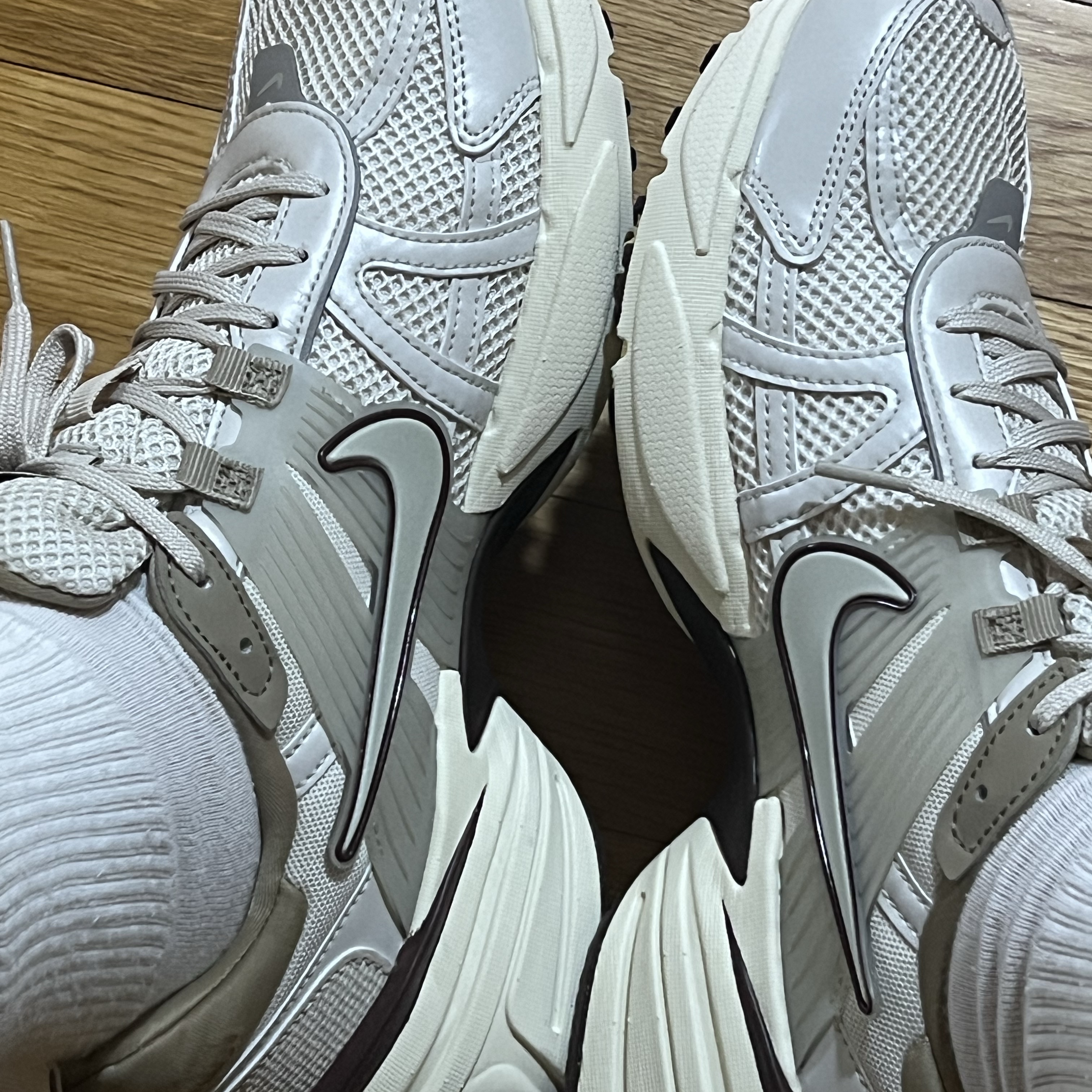 Nike V2K Run Light Orewood Brown Khaki 착용 스타일