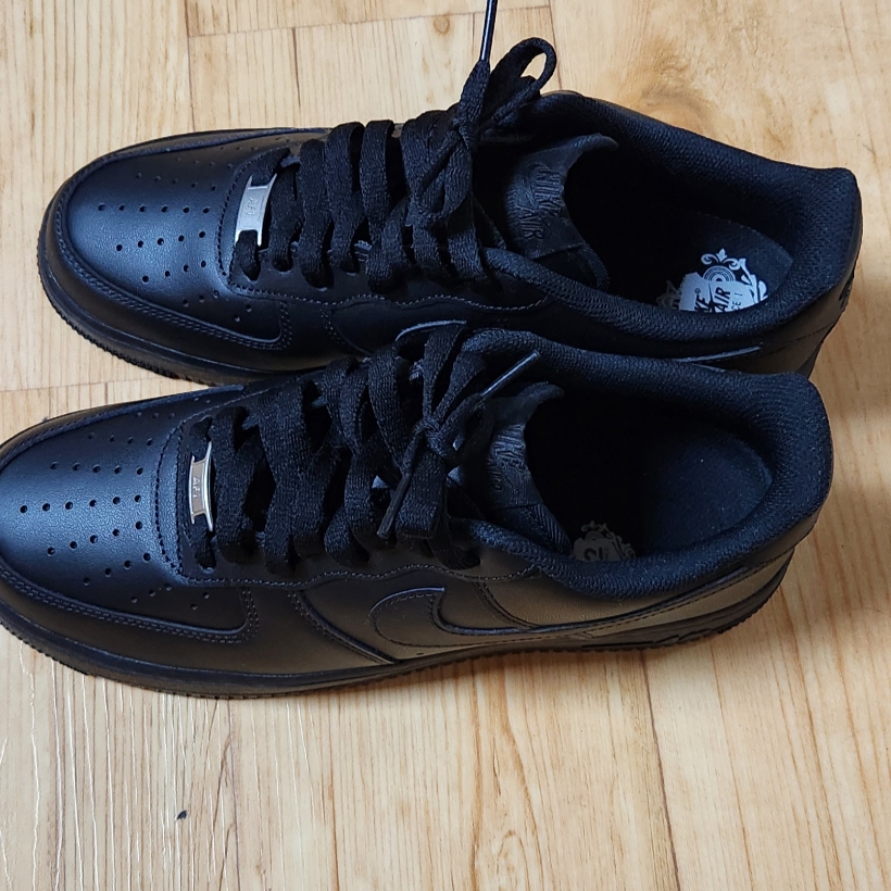 Nike Air Force 1 '07 Low Triple Black 착용 스타일 - 1