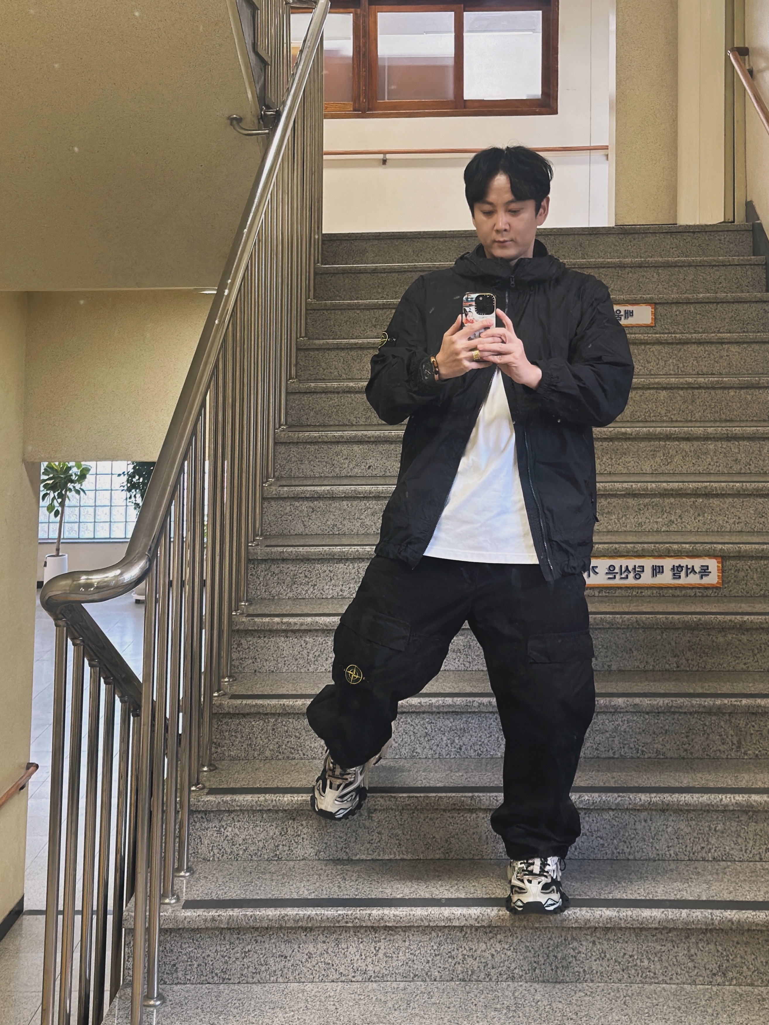 Stone Island 311WA OLD Treatment Brushed Cotton Canvas Cargo Pants Black - 24SS, Stone Island 40522 Crinkle Reps Nylon Garment Dyed Hooded Jacket Black - 23SS 착용 스타일