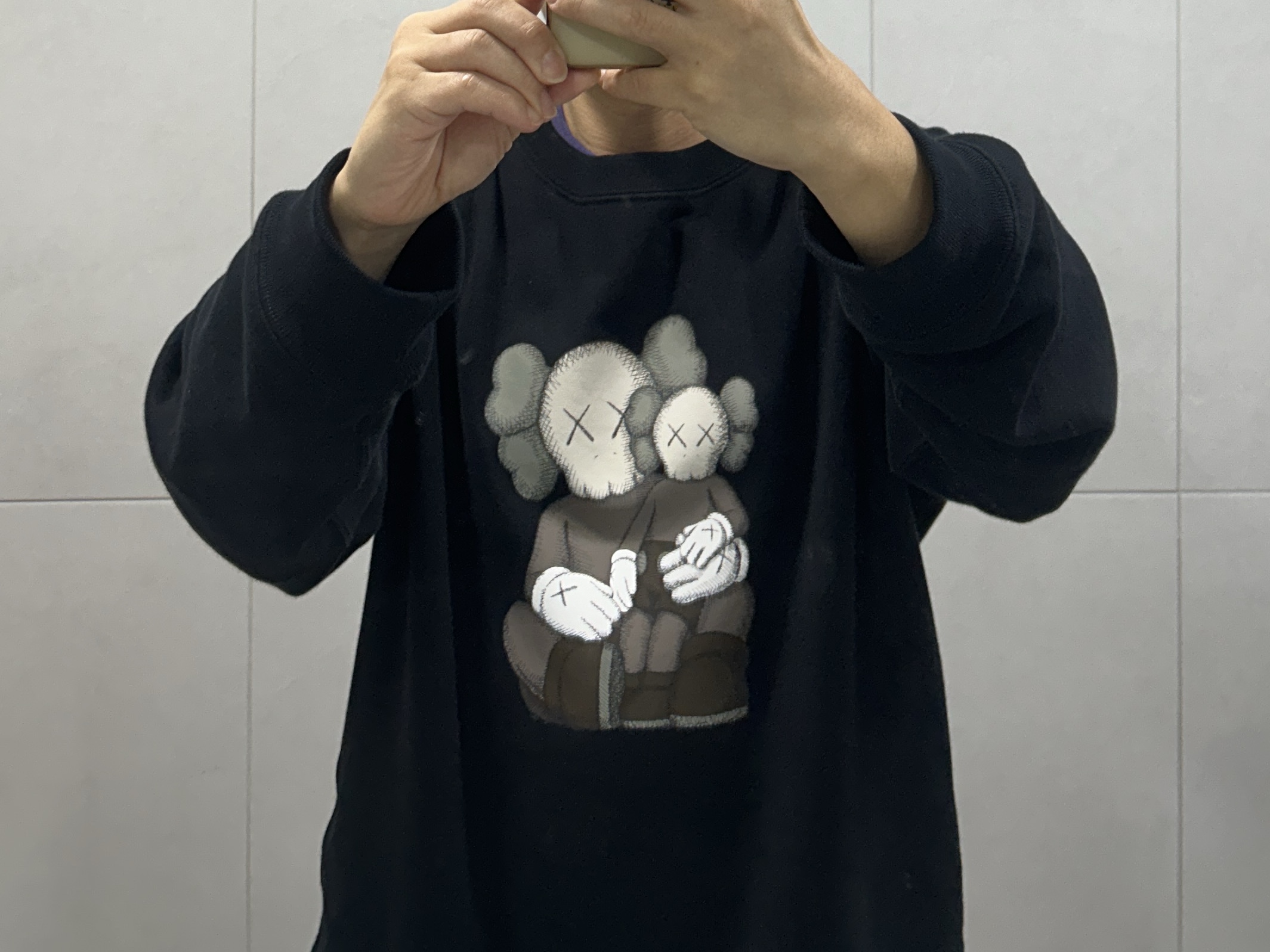 Uniqlo UT x Kaws Long Sleeve Sweatshirt Black 착용 스타일