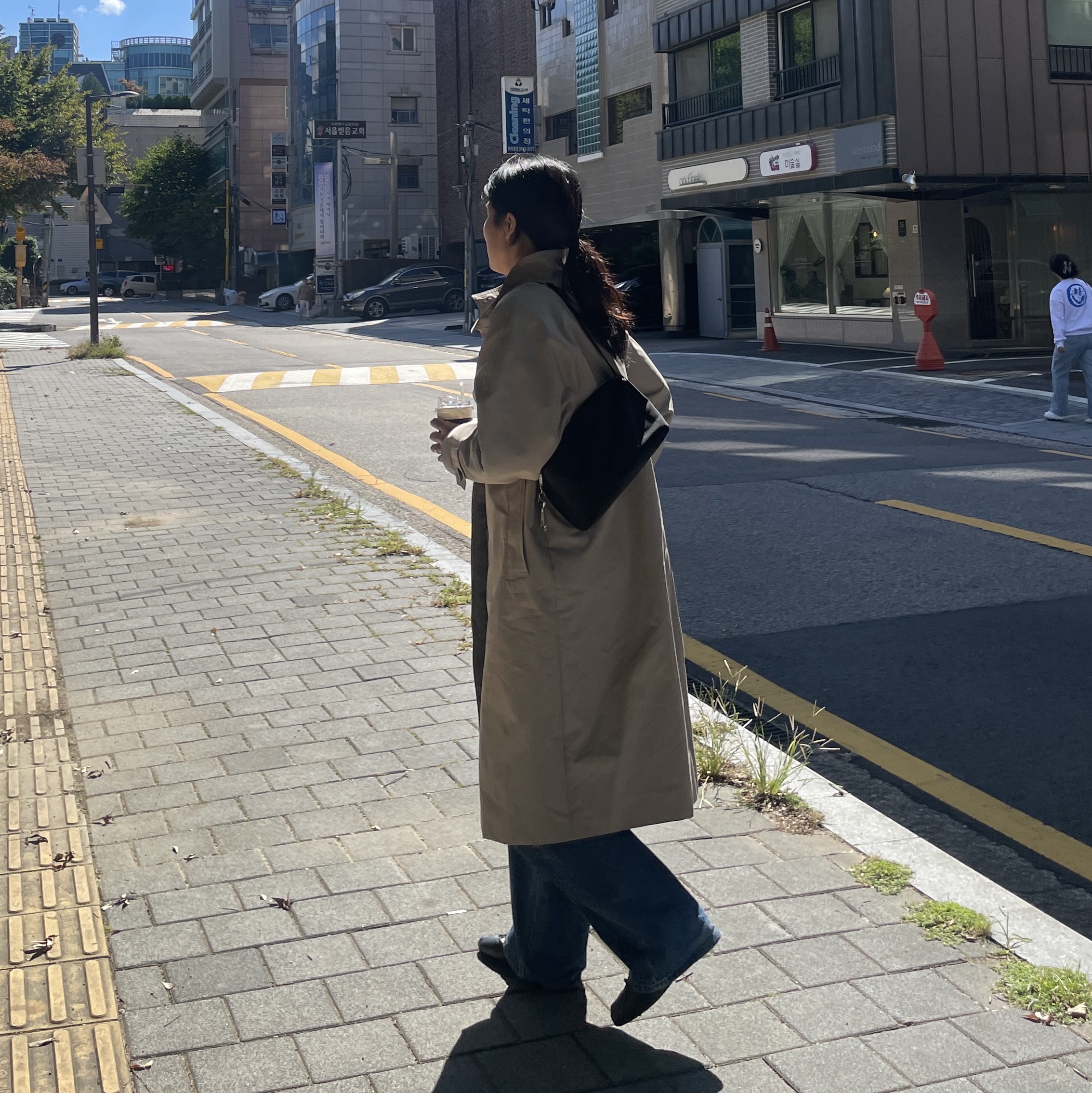 FARVEN Pratt Two Tone Trench Coat Beige 착용 스타일