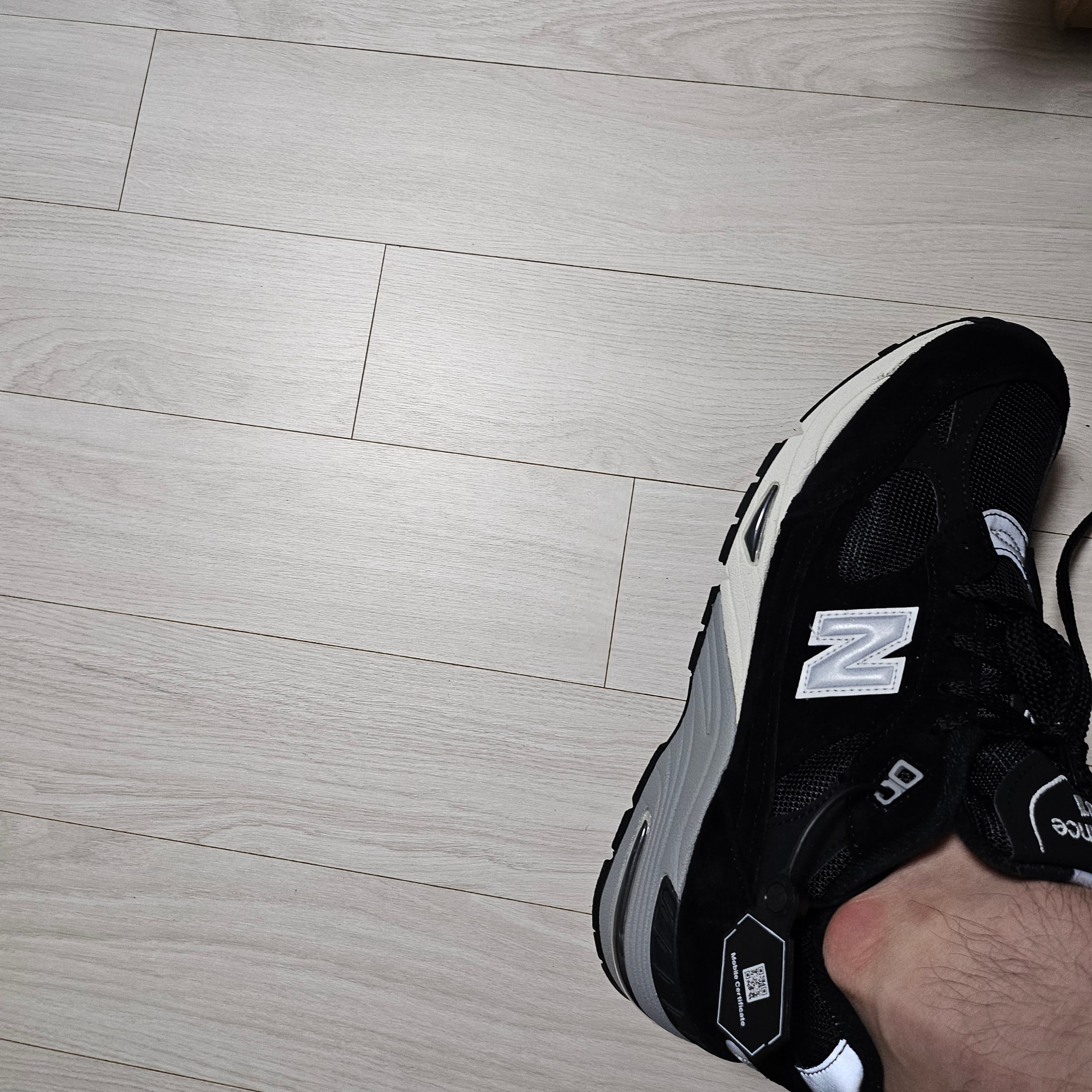 New Balance 991 Made in UK Black Silver 착용 스타일 - 4