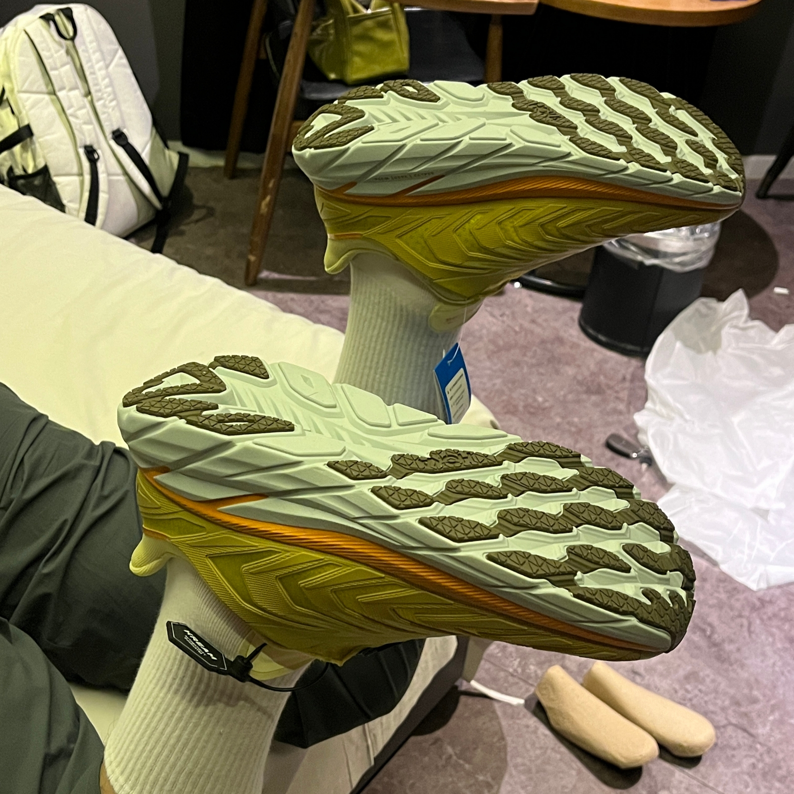 Hoka Project Clifton Golden Lichen Celery Root 착용 스타일 - 1
