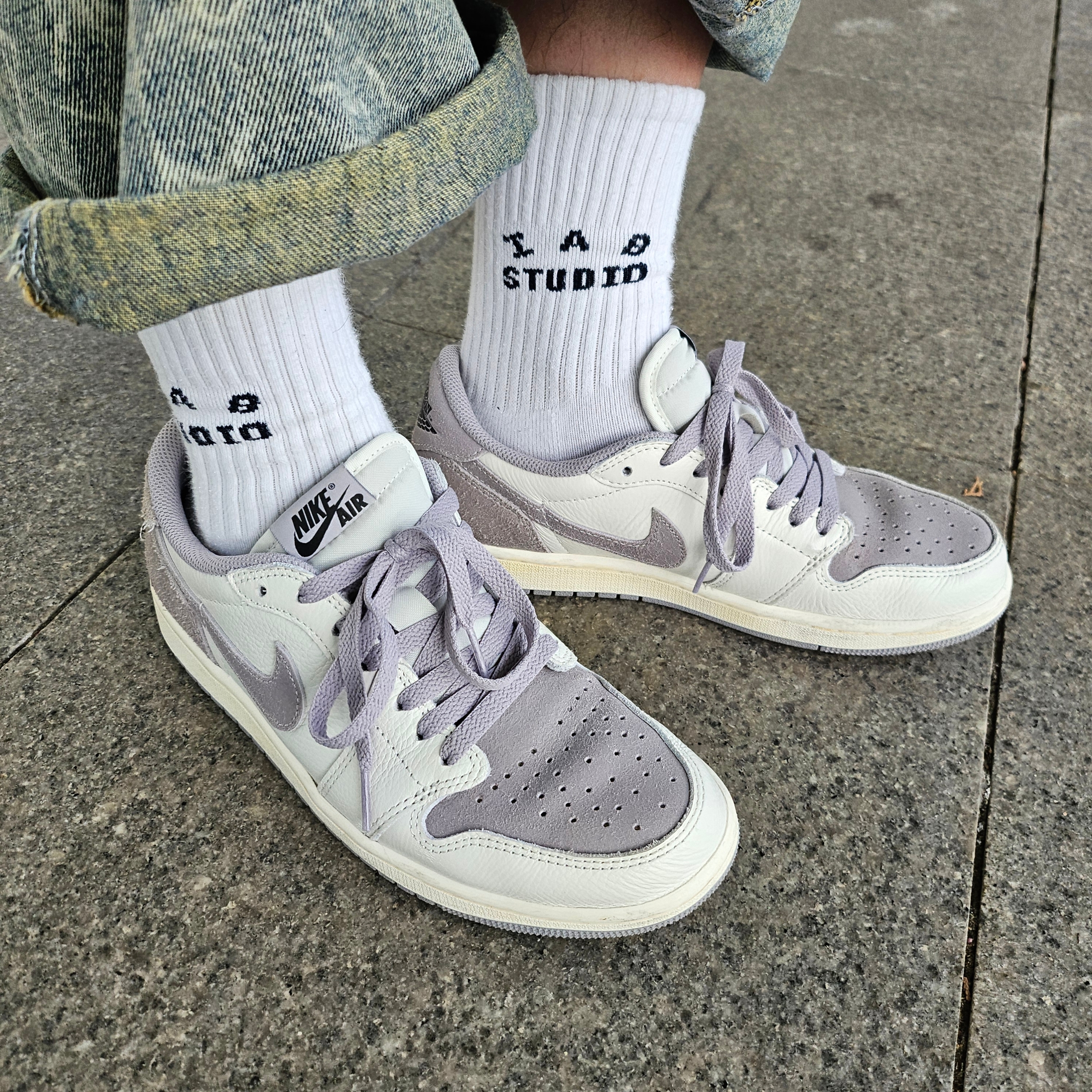 Supreme Small Box Hooded Sweatshirt Snow Camo - 24SS, Jordan 1 Retro Low OG Atmosphere Grey 착용 스타일 - 3