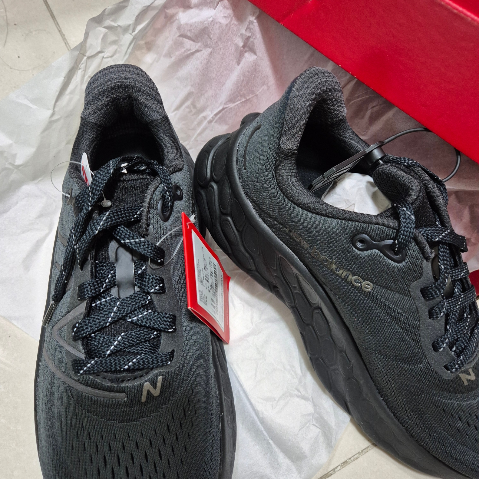 (W) New Balance Fresh Foam X More v4 Triple Black - D Wide 착용 스타일