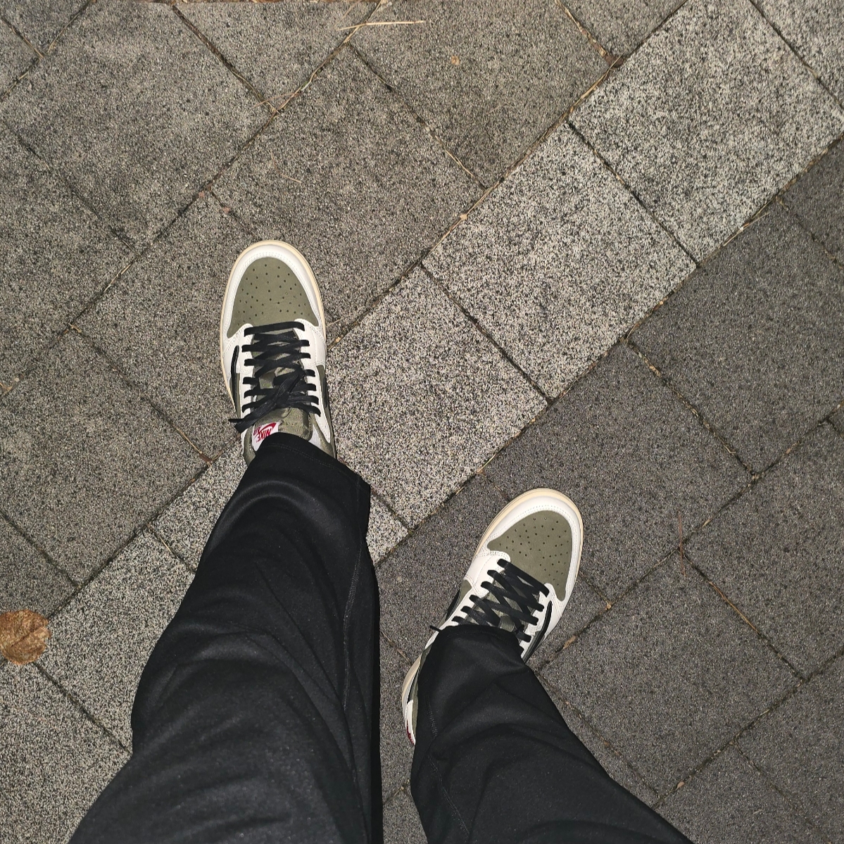Jordan 1 x Travis Scott Retro Low OG SP Reverse Olive 착용 스타일
