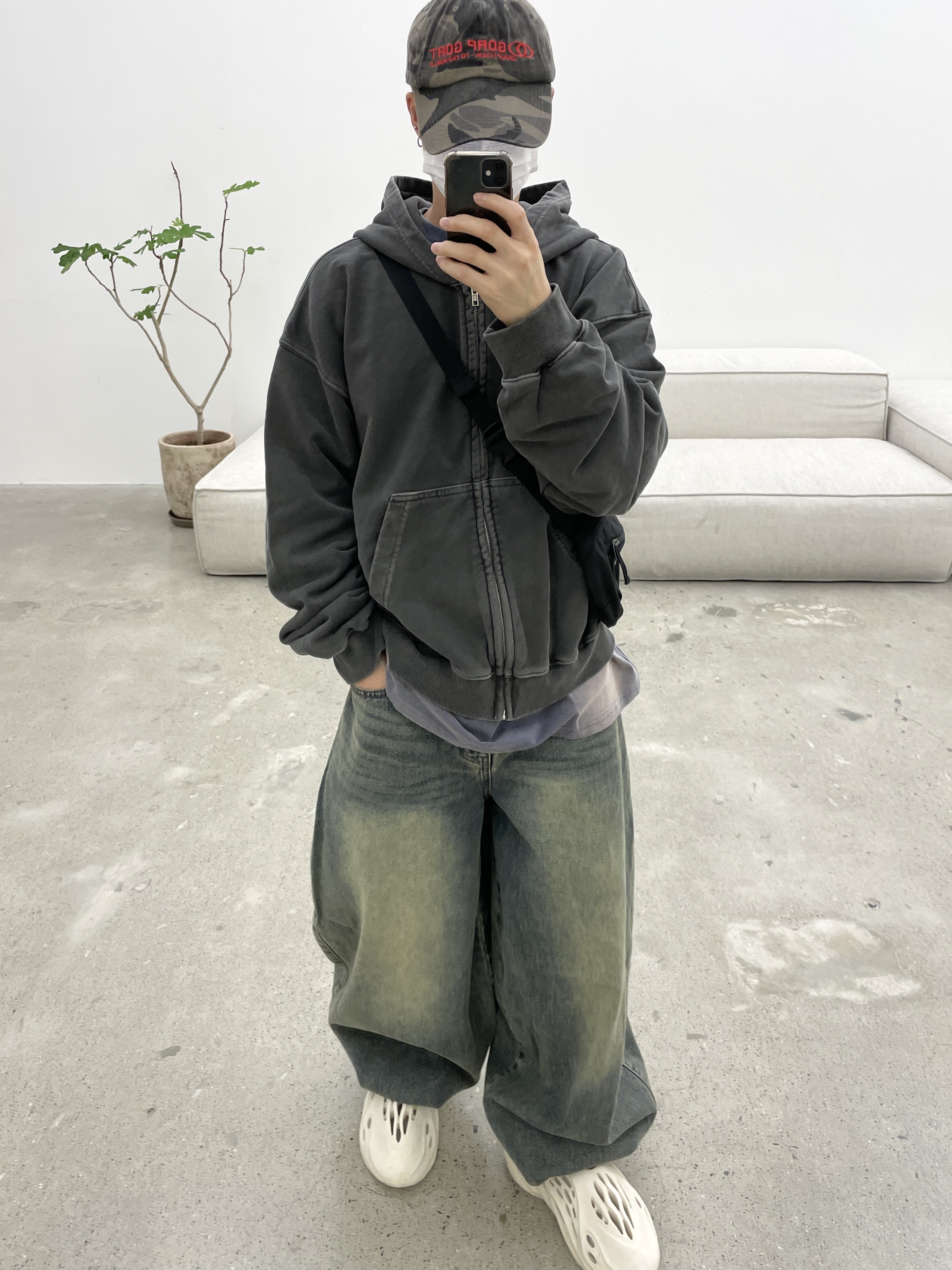 Arc'teryx Mantis 2 Waistpack Black, Adidas Yeezy Foam RNNR Sand 착용 스타일