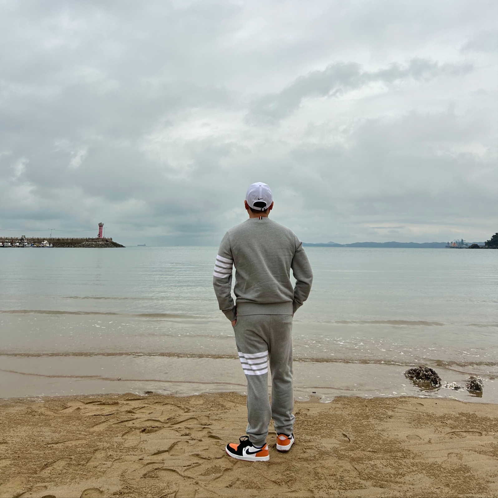 Thom Browne Classic Loopback Engineered 4-Bar Classic Sweatpants Light Grey, Thom Browne Engineered 4-Bar Sweatshirt Light Grey 착용 스타일