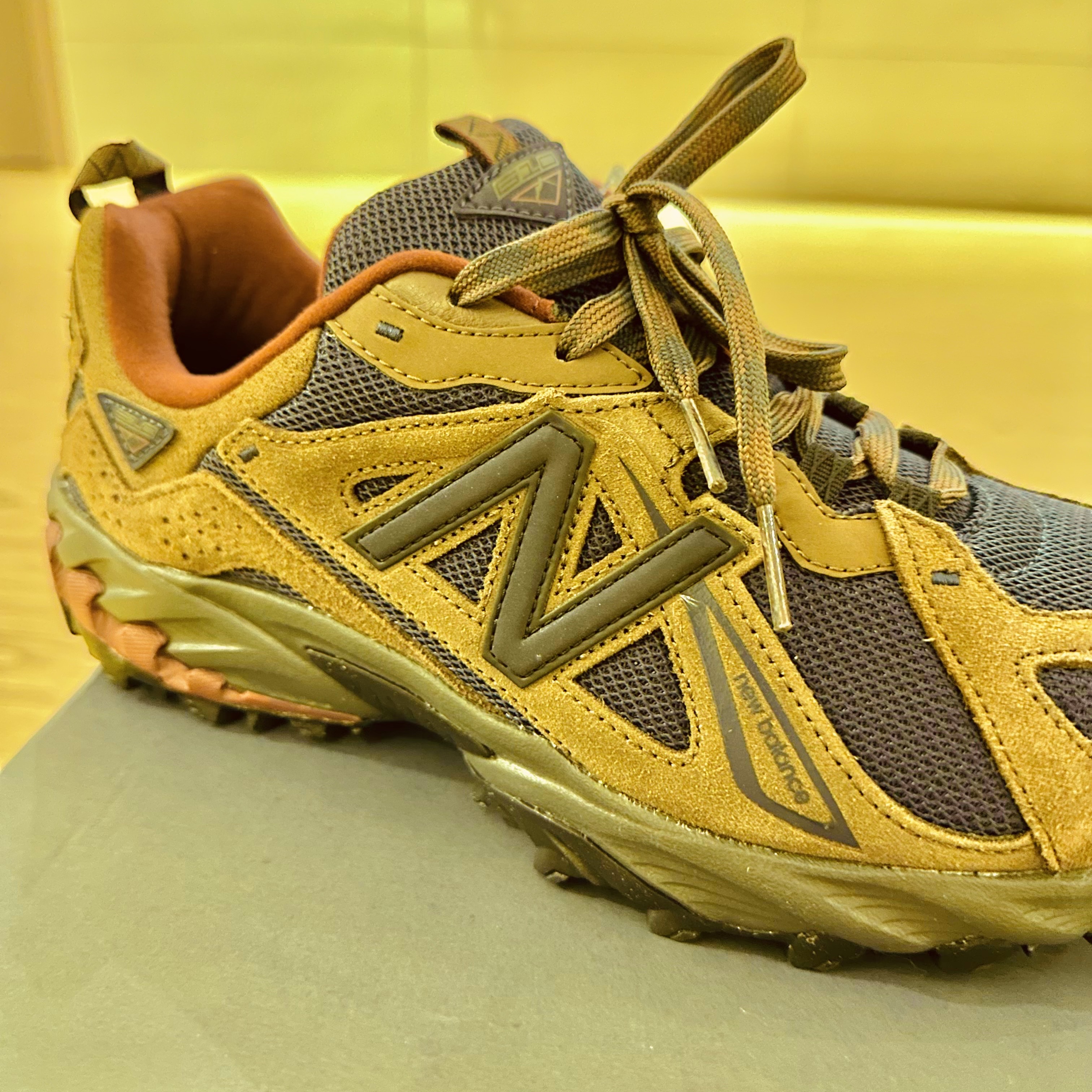 New Balance ML610T Dark Mushroom - D Standard 착용 스타일 - 1