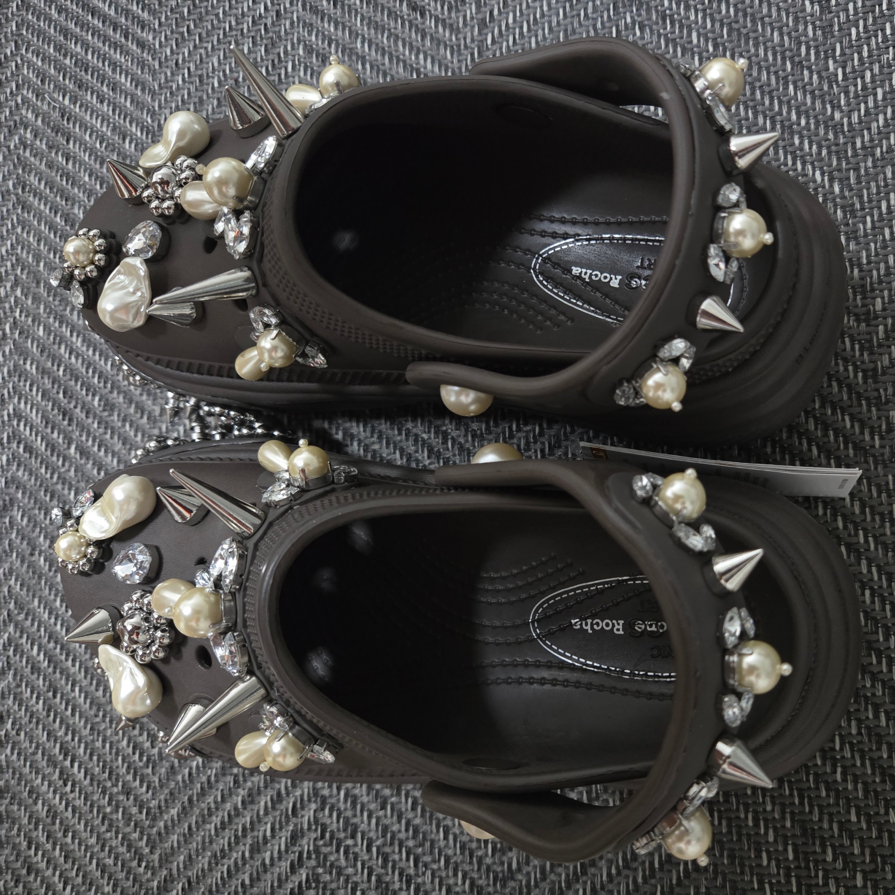 (W) Crocs x Simone Rocha Stomp Clog Espresso 착용 스타일 - 2