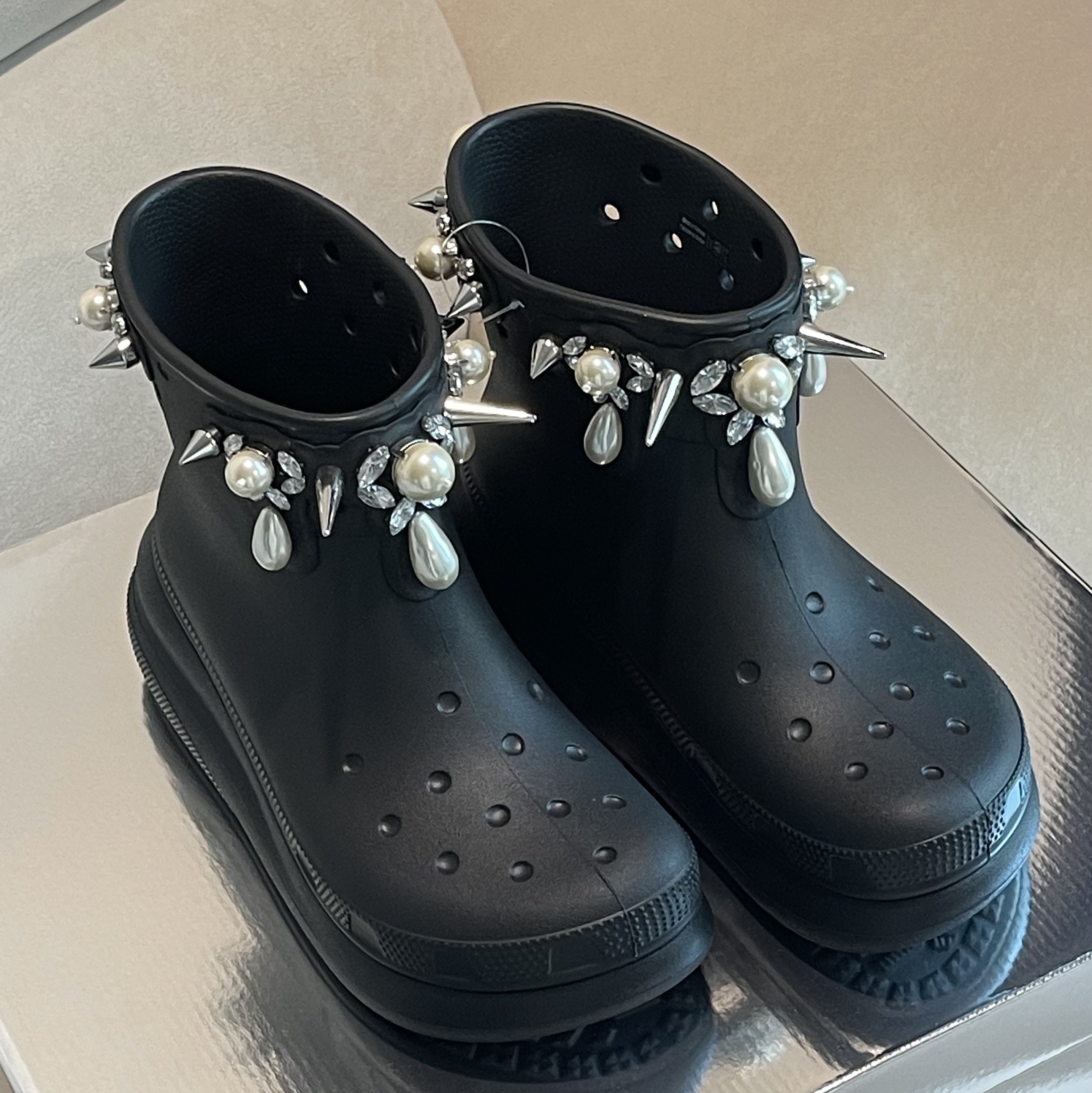 (W) Crocs x Simone Rocha Classic Crush Boot Black 착용 스타일 - 4