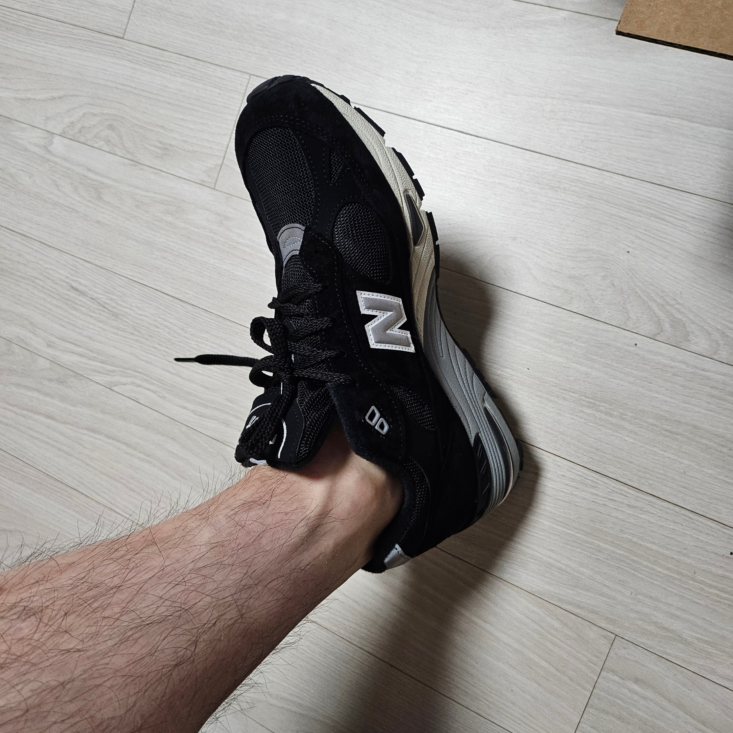 New Balance 991 Made in UK Black Silver 착용 스타일 - 3