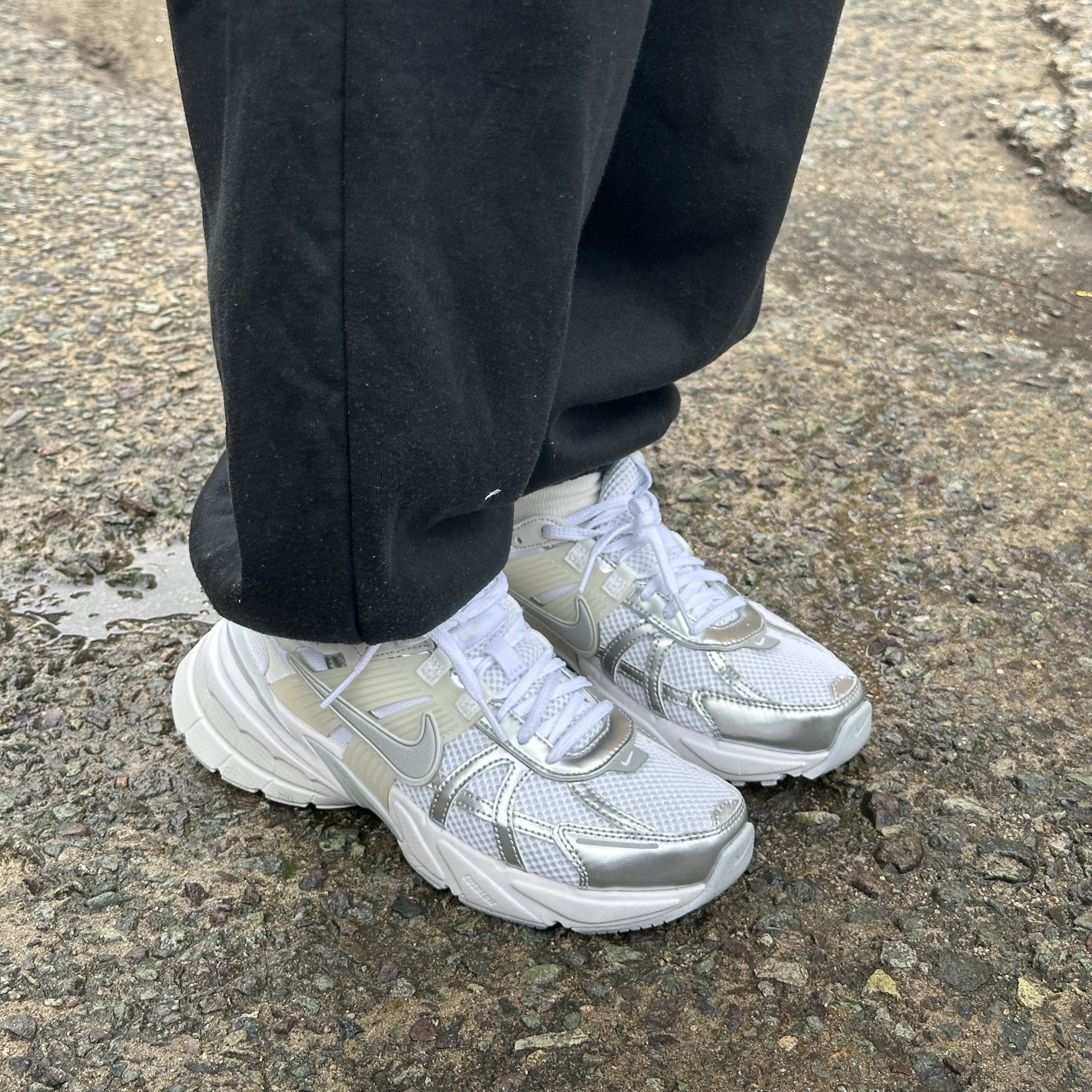 Nike V2K Run Metallic Silver White 착용 스타일