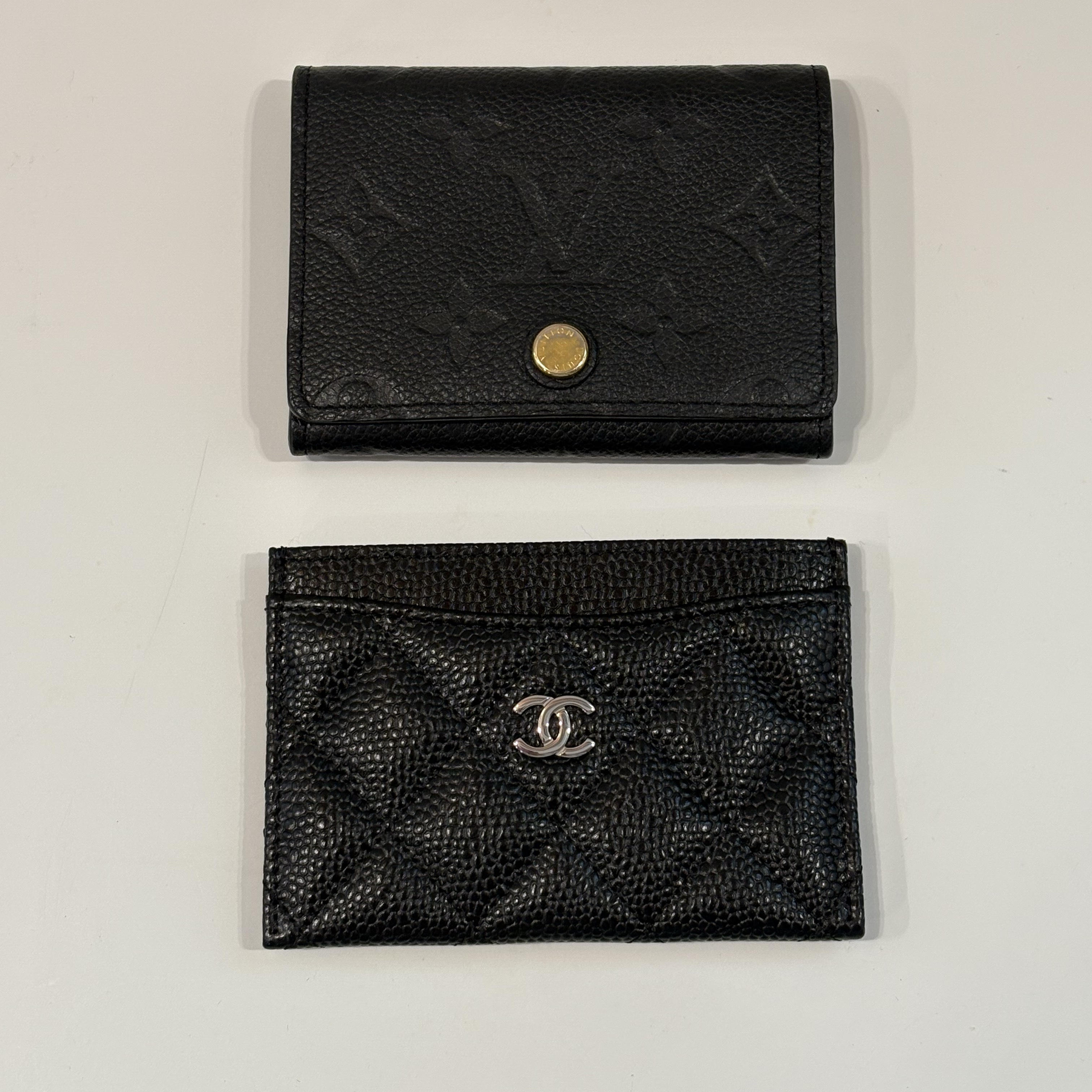Chanel Classic Card Holder Grained Calfskin & Silver Black, Louis Vuitton Business Card Holder Monogram Embossed Leather Black 착용 스타일