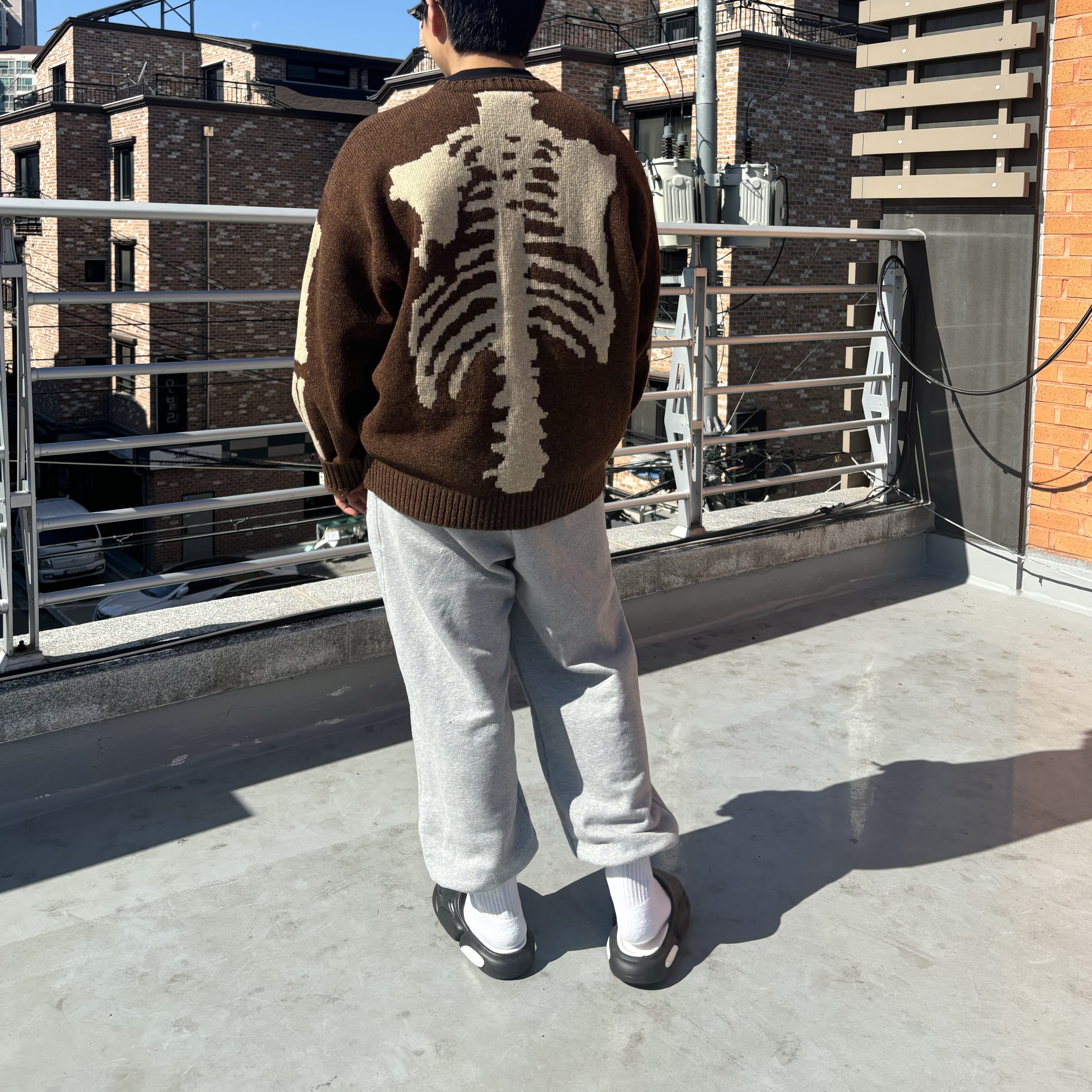Kapital 5G Wool Bone Crewneck Sweater Brown 착용 스타일