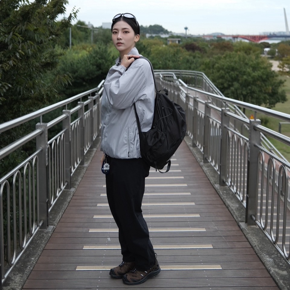 And Wander Sil Daypack Charcoal 착용 스타일 - 2