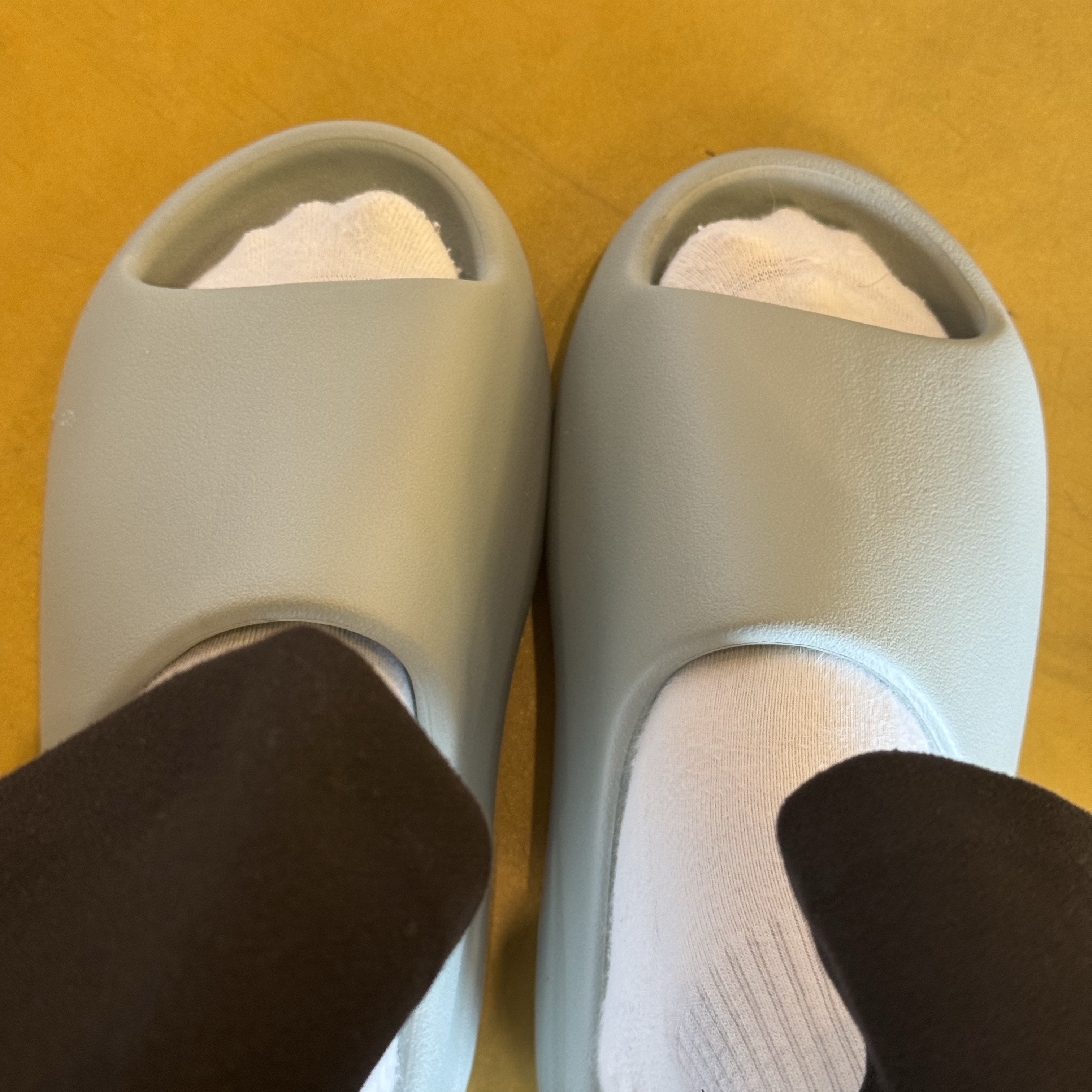 Adidas Yeezy Slide Salt 착용 스타일