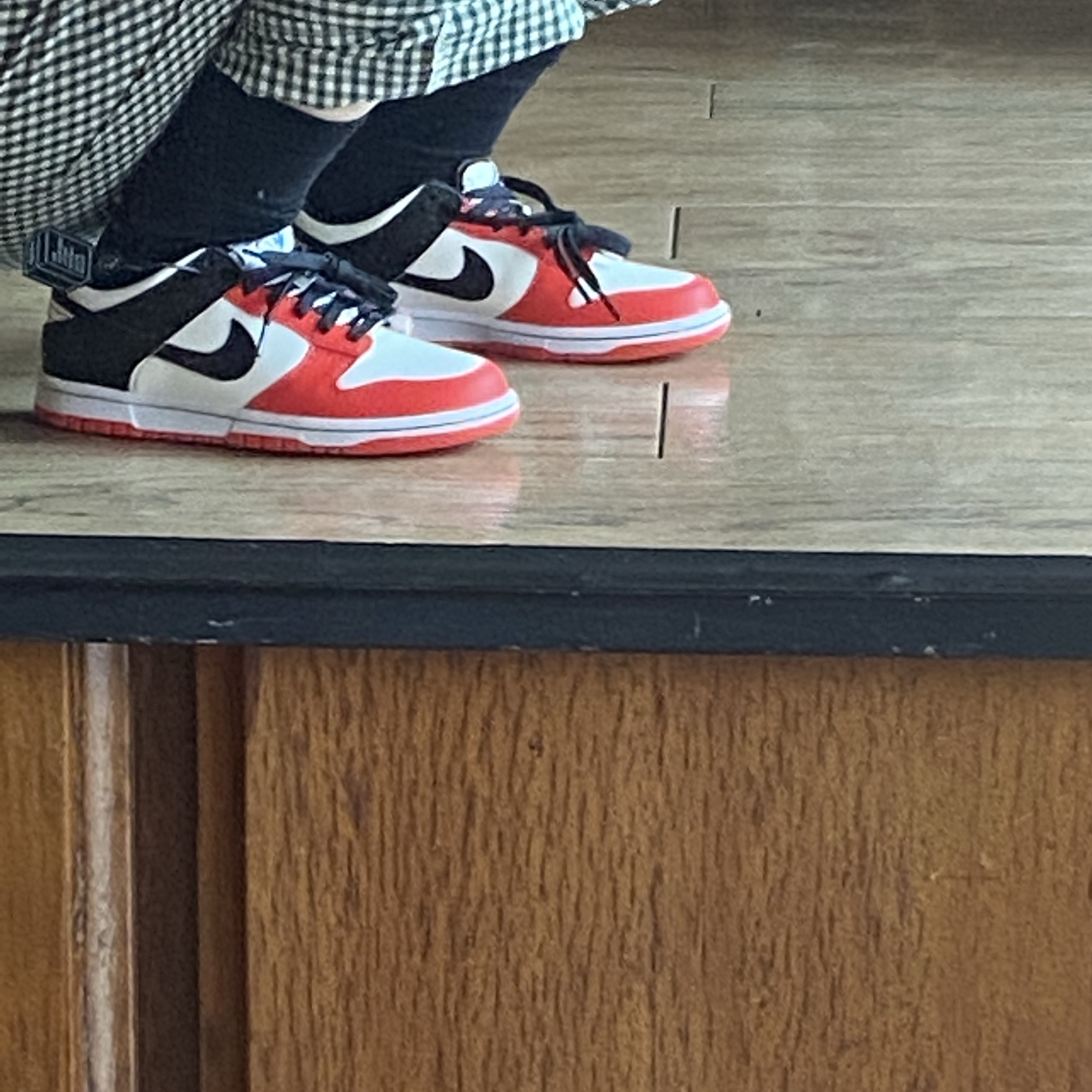 (GS) Nike x NBA Dunk Low Black and Chile Red 착용 스타일