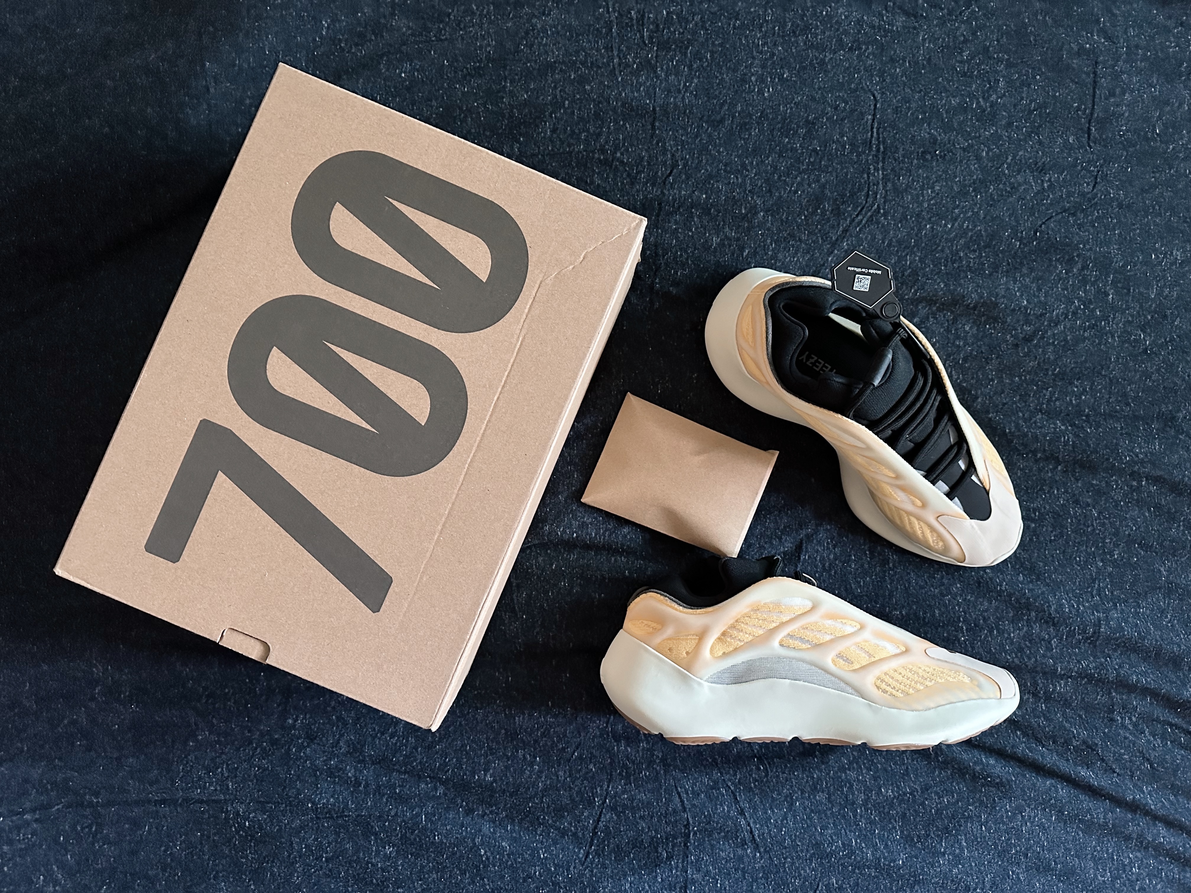 Adidas Yeezy 700 V3 Mono Safflower 착용 스타일 - 1