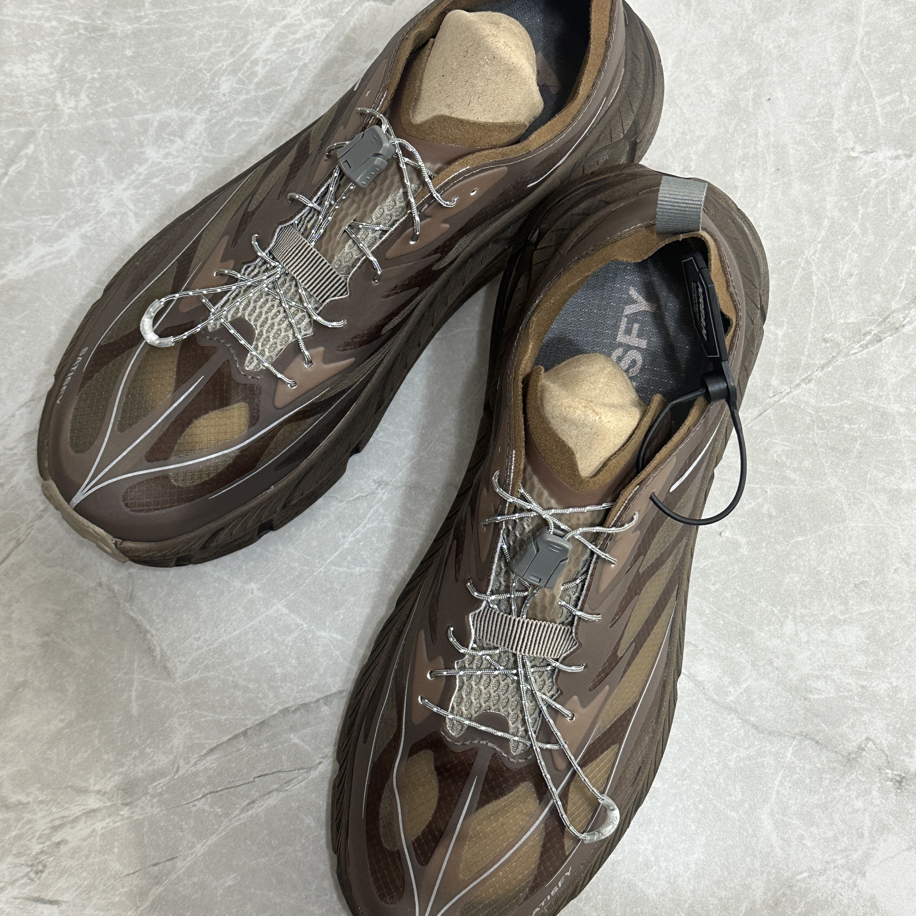 Hoka x Satisfy Mafate Speed 4 Lite Rubber 착용 스타일