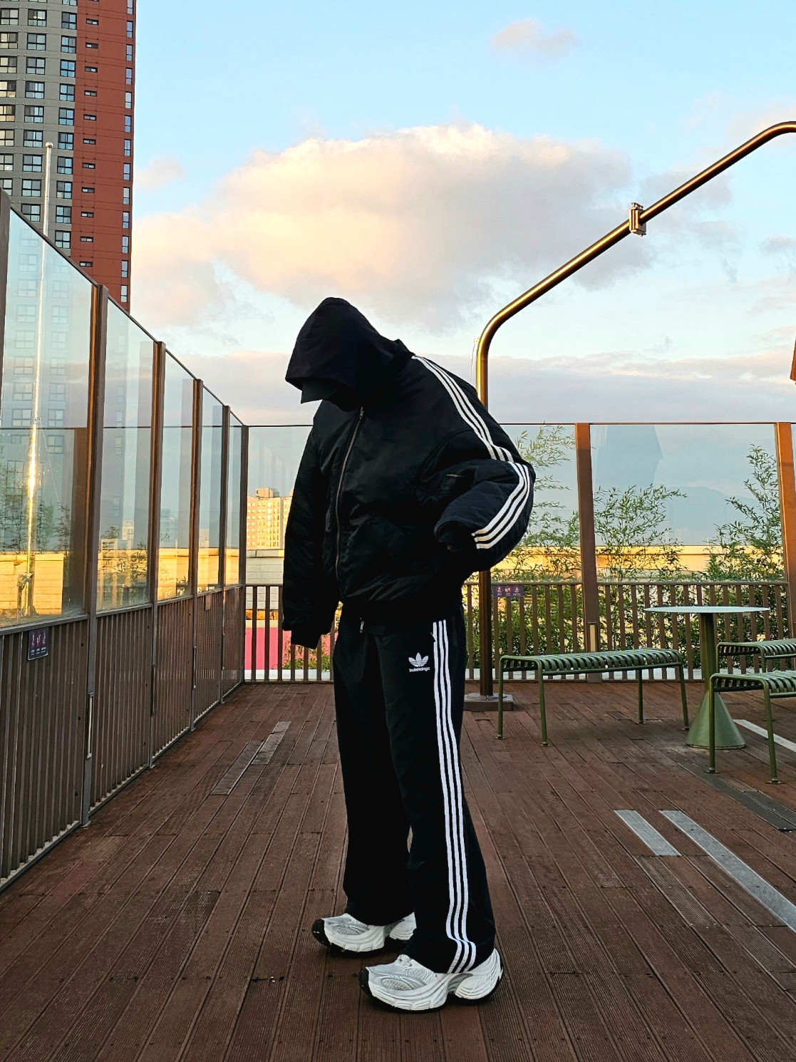 Balenciaga x Adidas Bomber Jacket Black, Balenciaga 10XL Sneakers White Grey Silver Black 착용 스타일 - 1