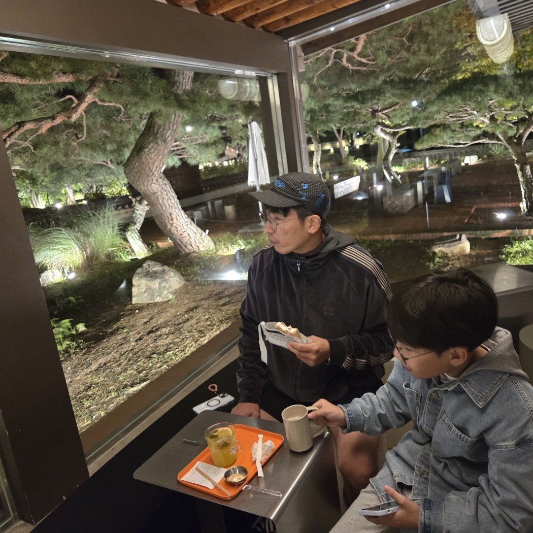Thom Browne Pique Center Back Stripe Relaxed Fit T-Shirt Light Grey, Arc'teryx Mantis 1 Waistpack Black 착용 스타일 - 6