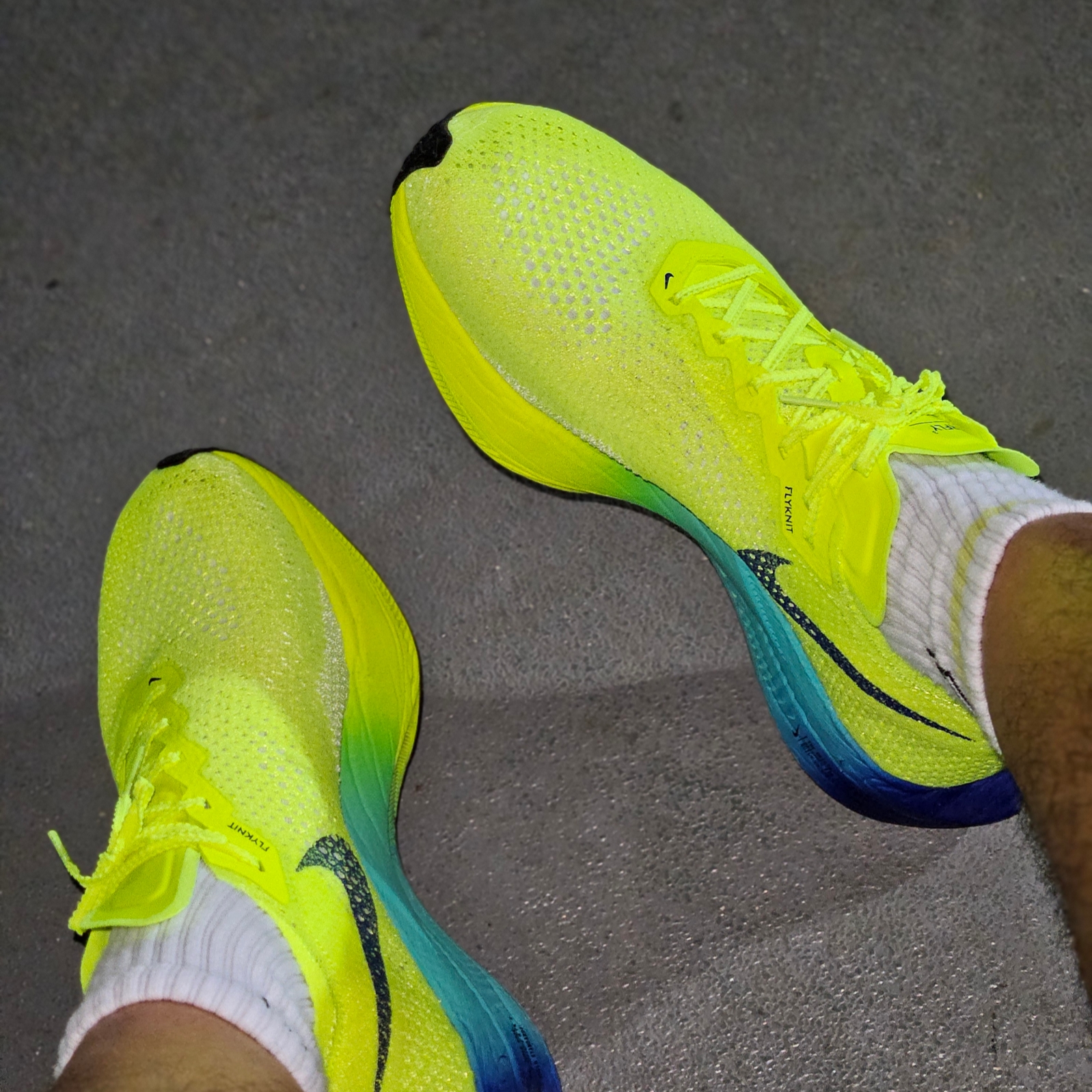 Nike ZoomX Vaporfly Next% 3 Volt Scream Green 착용 스타일