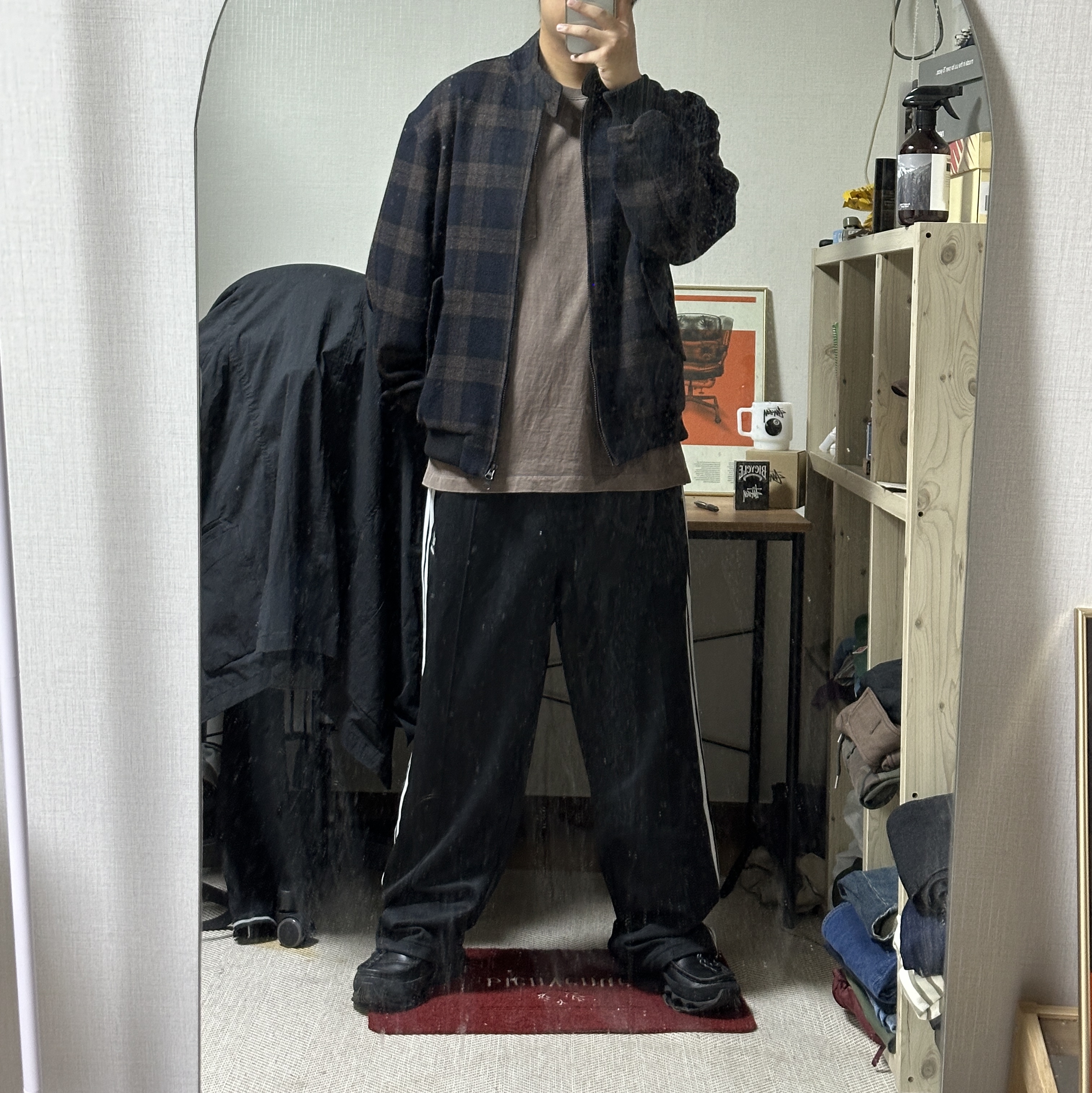 Adidas Adicolor Baggy Fit Firebird Track Pants Black - KR Sizing, Mizuno Wave Prophecy MOC Black 착용 스타일 - 1