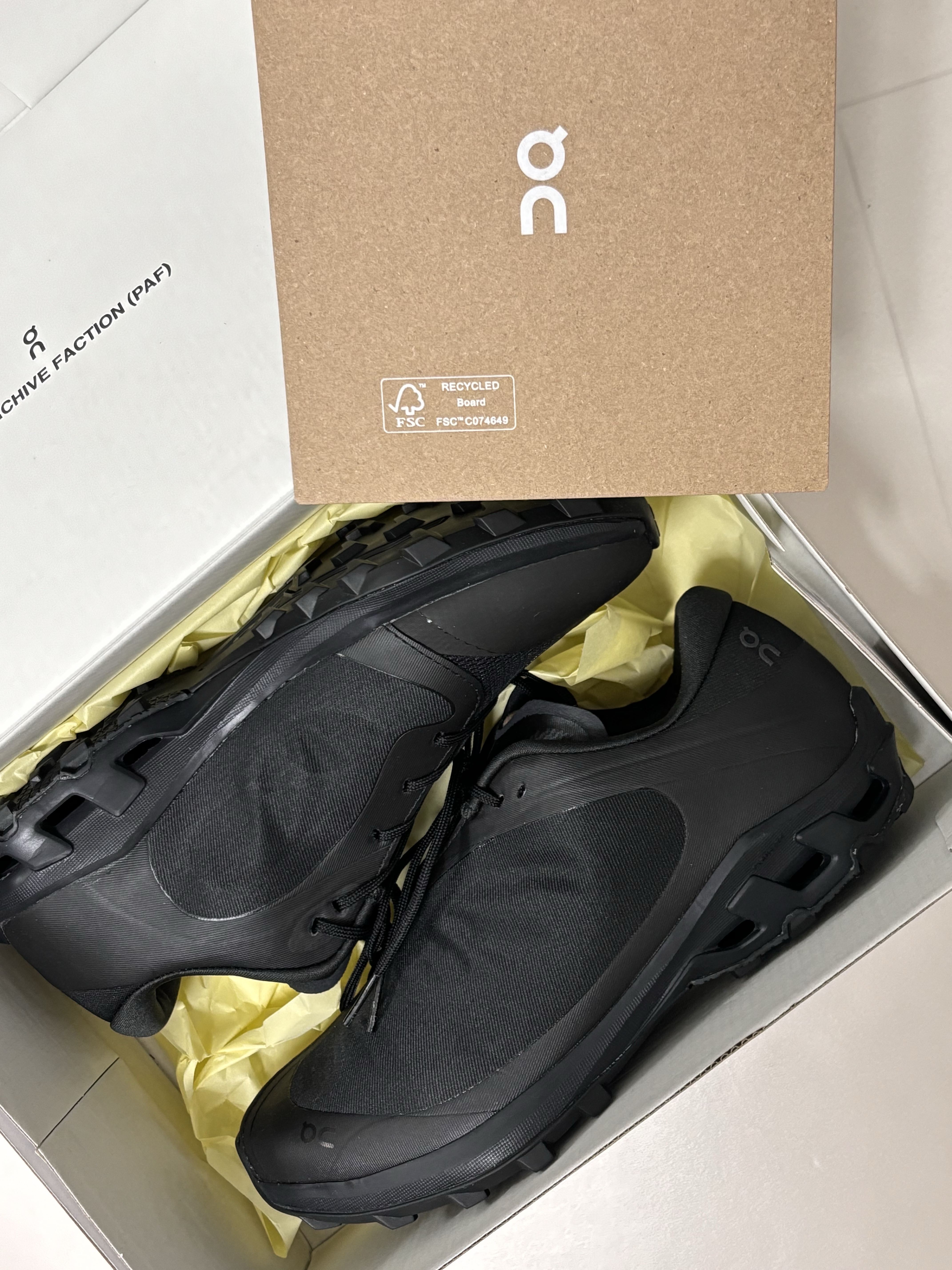 On Running x Post Archive Faction (Paf) Cloudventure Peak All Black, (W) On Running x Post Archive Faction (Paf) Cloudventure Peak All Black 착용 스타일 - 2