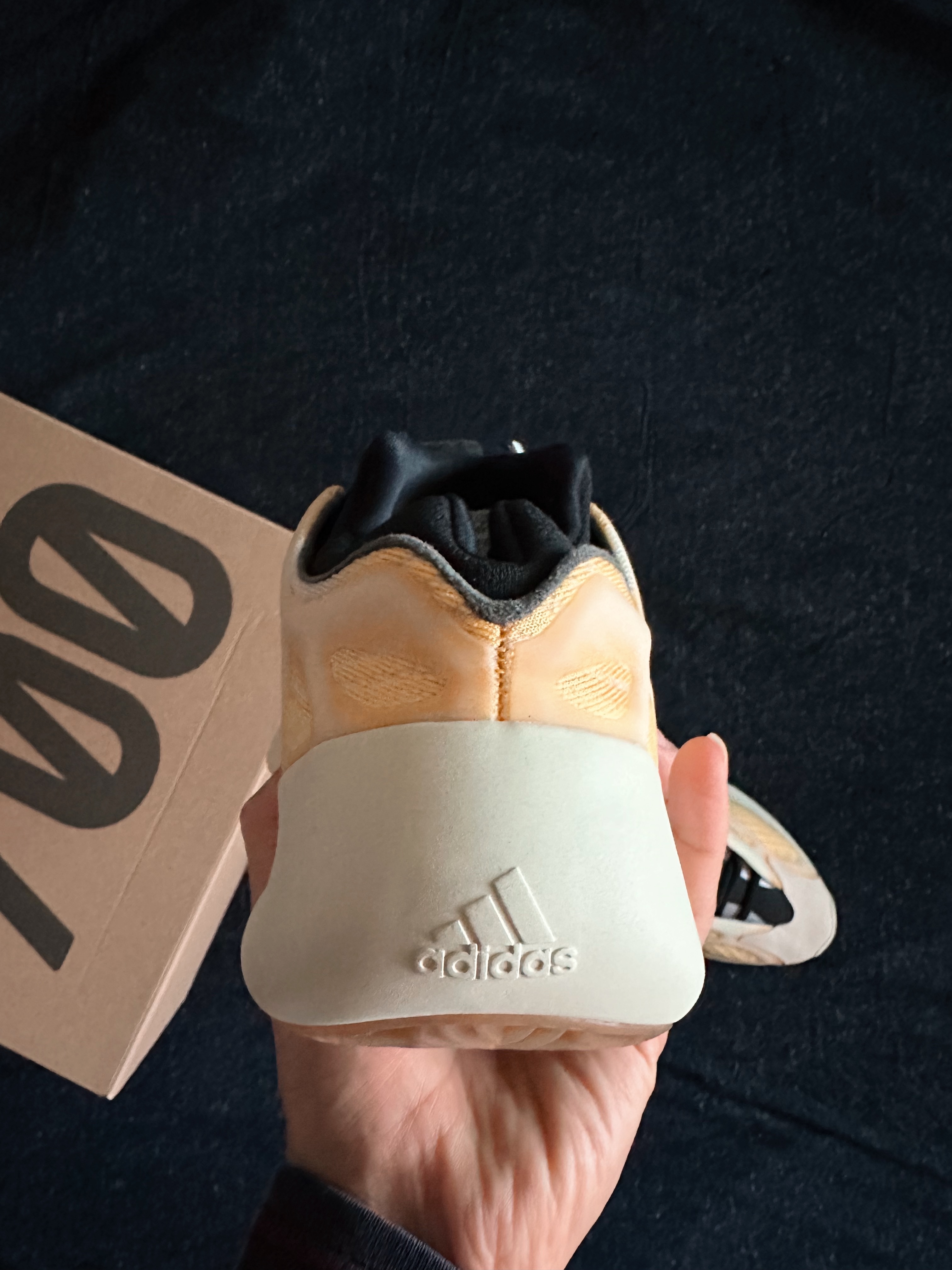 Adidas Yeezy 700 V3 Mono Safflower 착용 스타일 - 5