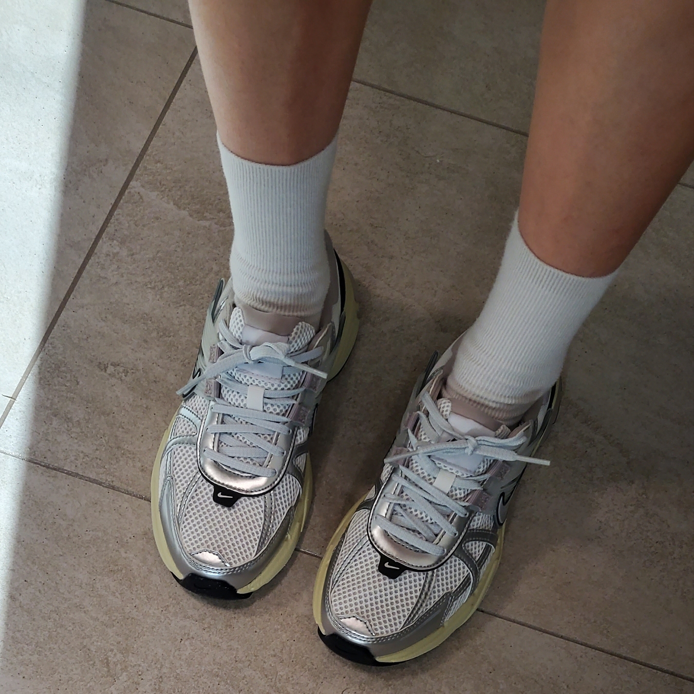 Nike V2K Run Summit White Metallic Silver 착용 스타일