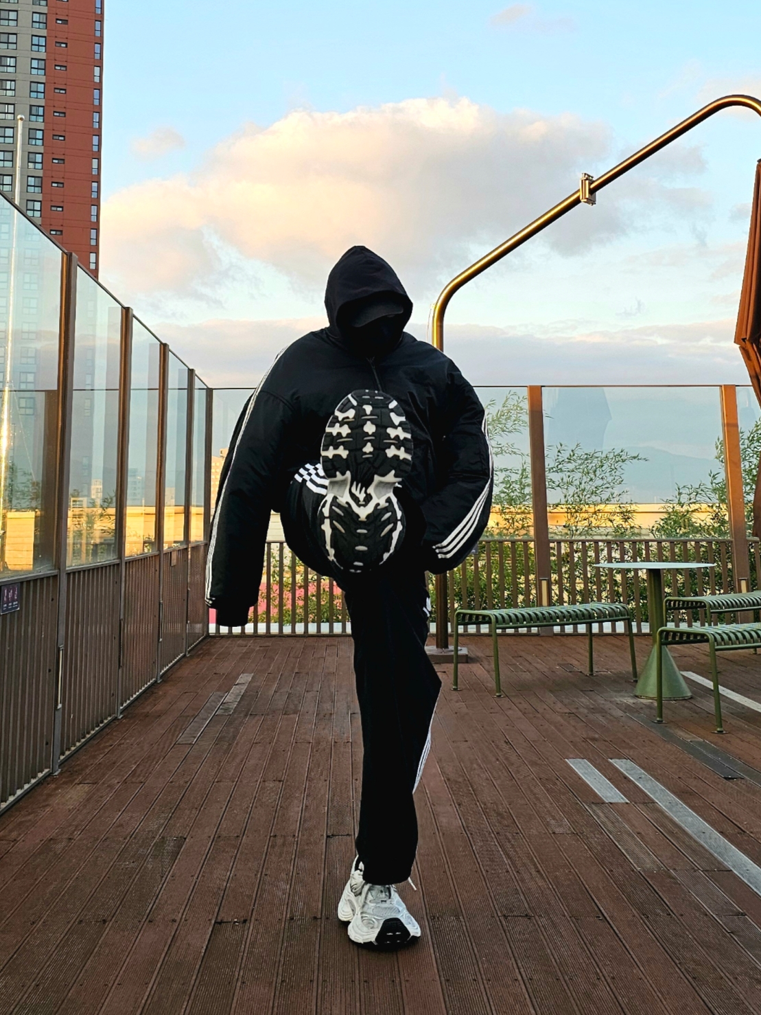 Balenciaga x Adidas Bomber Jacket Black, Balenciaga 10XL Sneakers White Grey Silver Black 착용 스타일 - 2