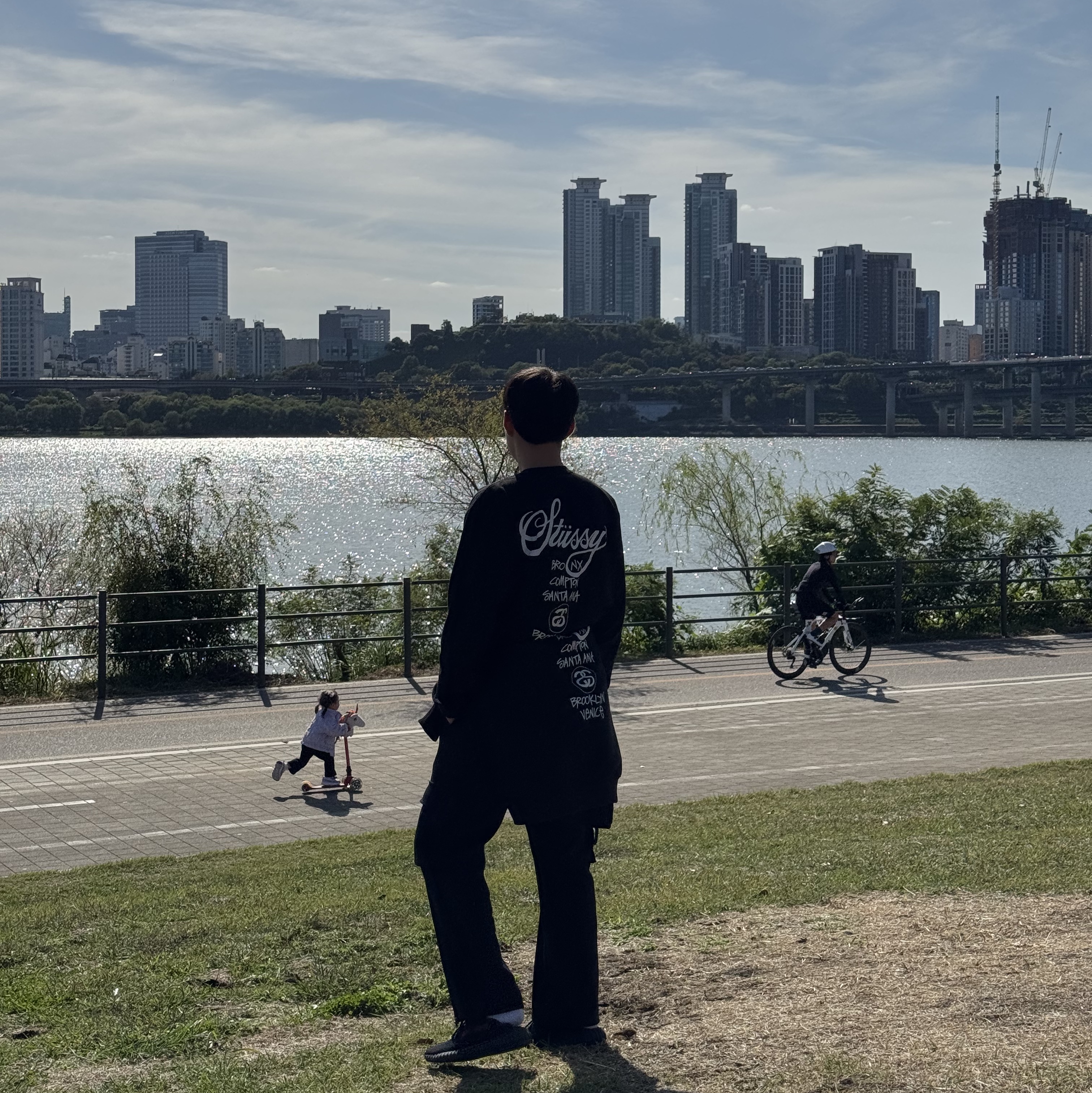 Adidas Yeezy Boost 350 V2 Black Red 2020, Stussy World Tour LS T-Shirt Black 2023 착용 스타일