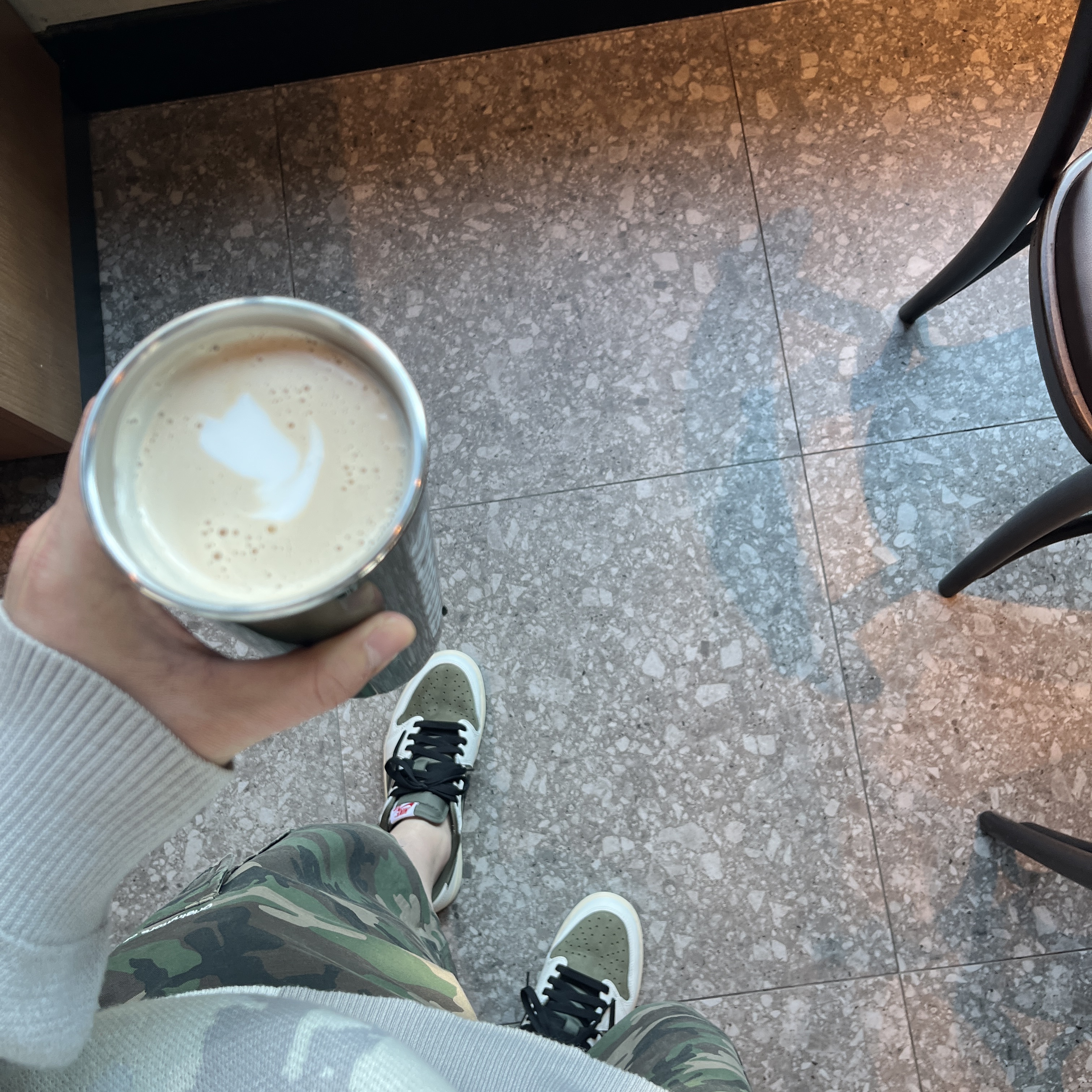 Jordan 1 x Travis Scott Retro Low OG SP Reverse Olive 착용 스타일 - 2