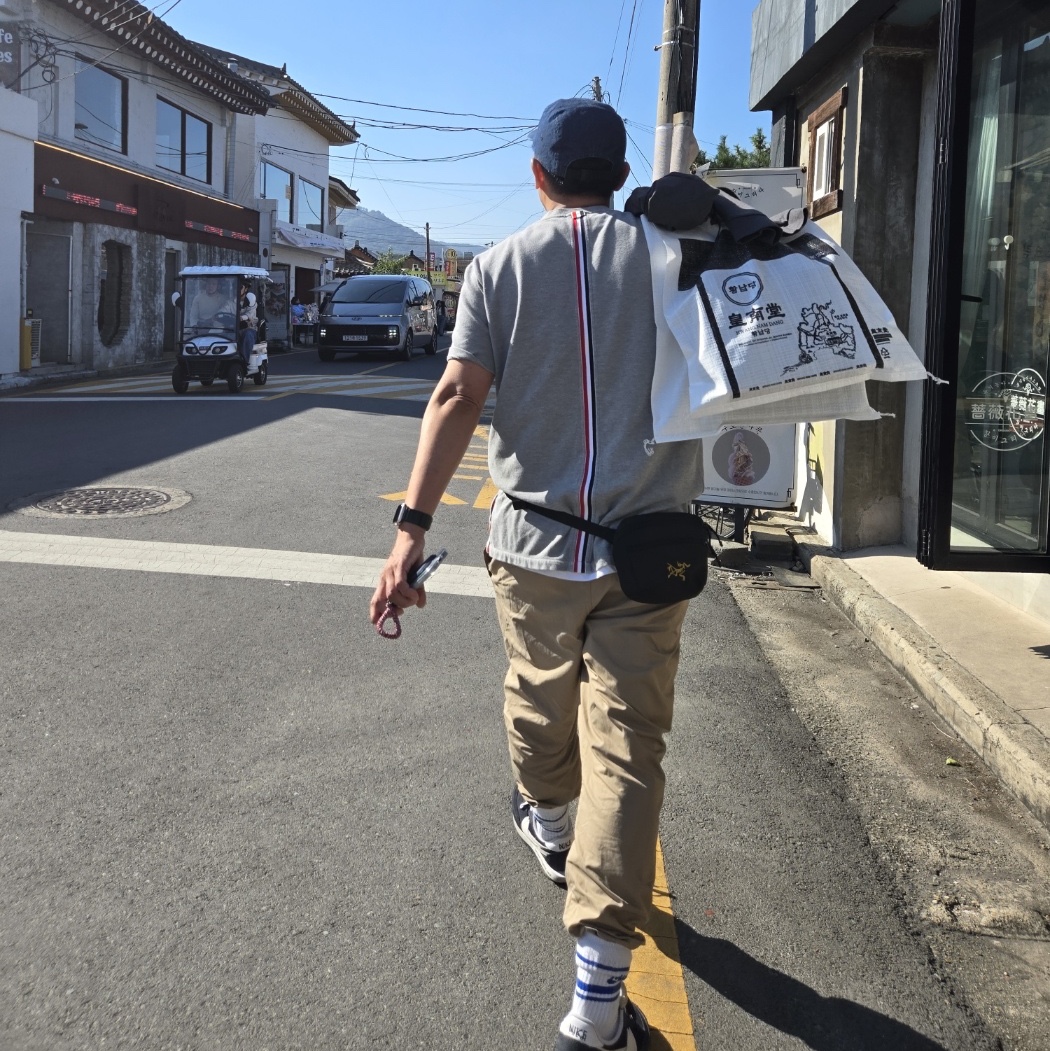 Thom Browne Pique Center Back Stripe Relaxed Fit T-Shirt Light Grey, Arc'teryx Mantis 1 Waistpack Black 착용 스타일 - 1