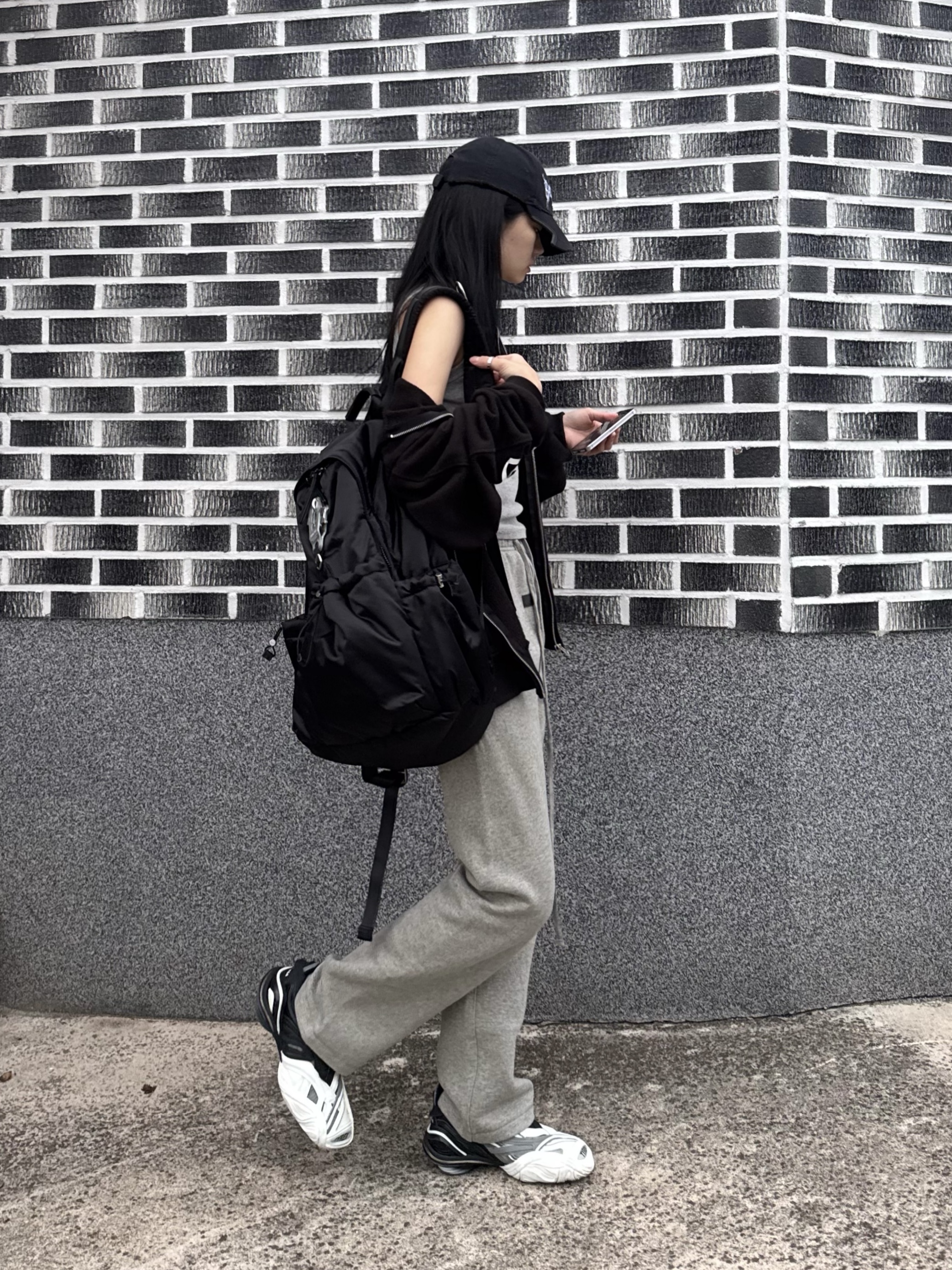 (W) Balenciaga Tyrex Sneakers Black White, Essentials The Core Collection Relaxed Sweatpants Dark Oatmeal 착용 스타일 - 2